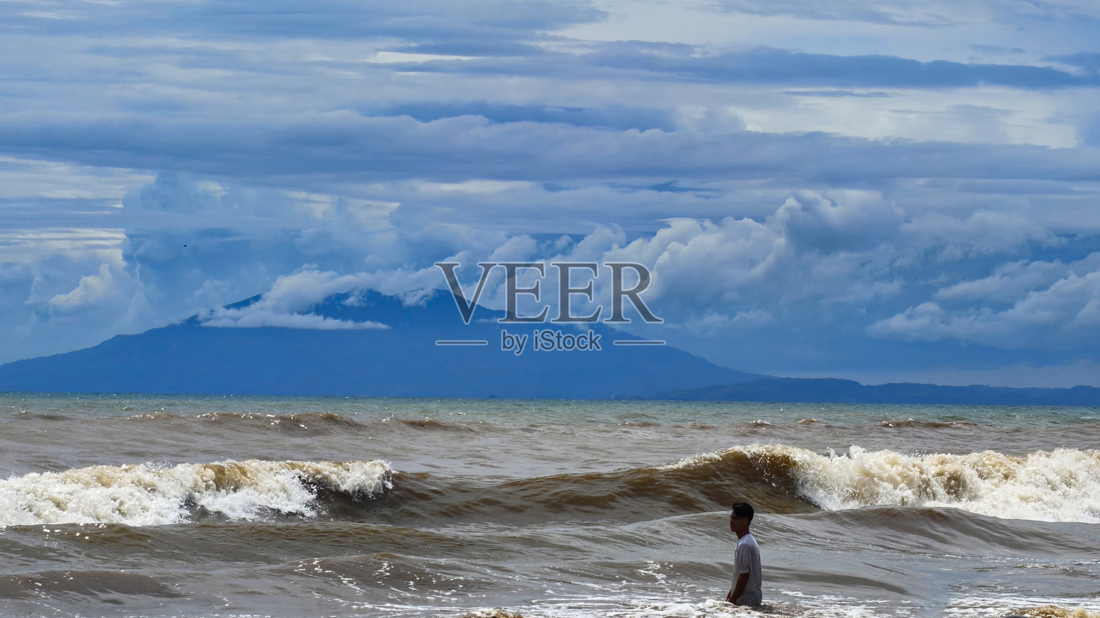 在高浪中游泳照片摄影图片