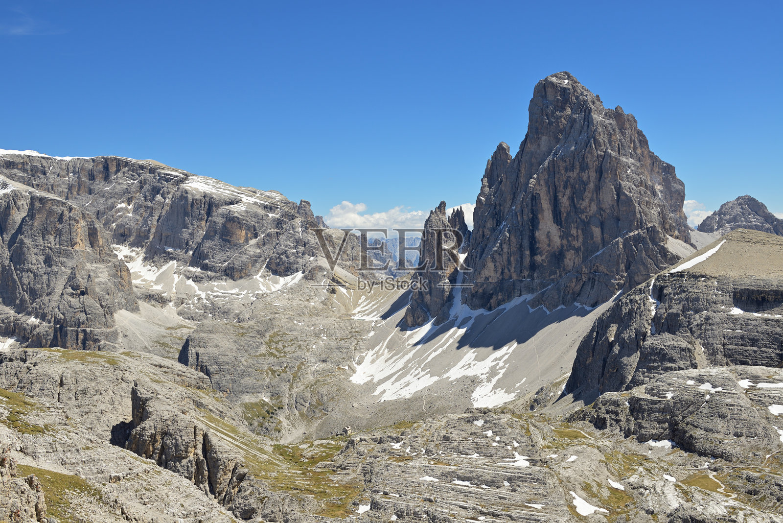 在意大利南蒂罗尔的塞克斯滕，夏季徒步旅行到奥伯巴赫恩斯皮策峰时，阳光明媚的全景风光，蓝天映衬下的多洛米蒂山脉，远眺壮丽的长距离景色。照片摄影图片
