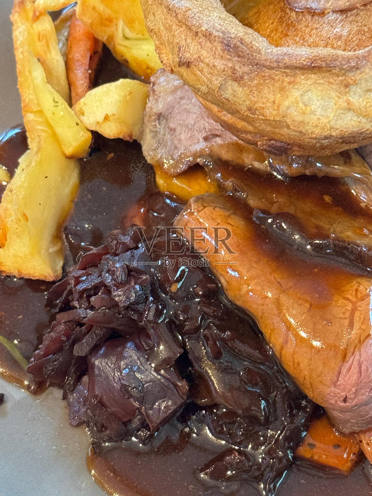 周日烤牛肉晚餐的图片，紫甘蓝，约克郡布丁，肉汁，胡萝卜，蔬菜 / 丰盛的传统午餐盘，经典英式美食照片摄影图片