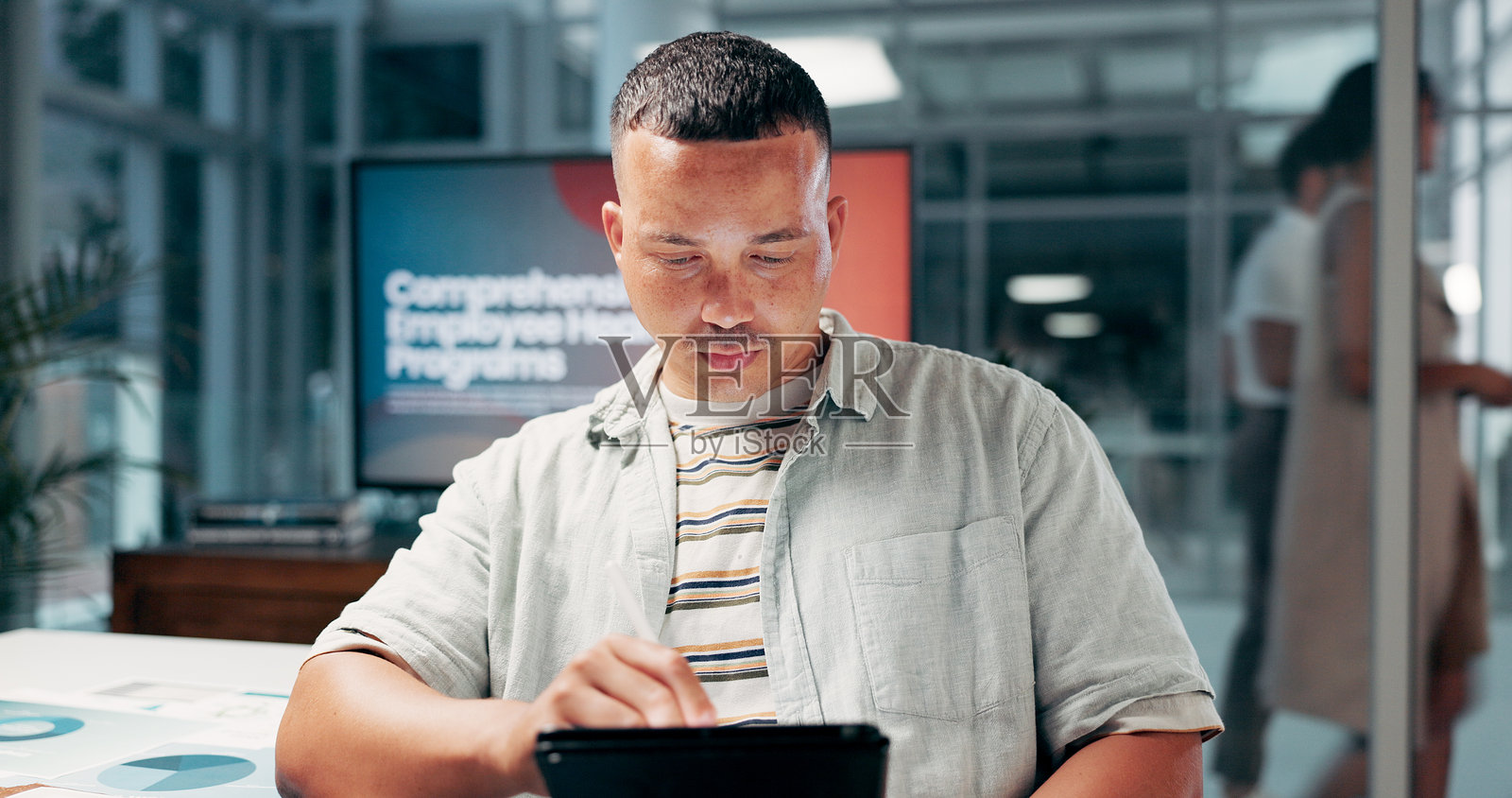 办公室里的研究、商人和平板电脑，进行活动表现或统计数据的分析。科技、严肃的创意初创公司工作人员，夜间作为健康品牌专家查看加班图表。照片摄影图片