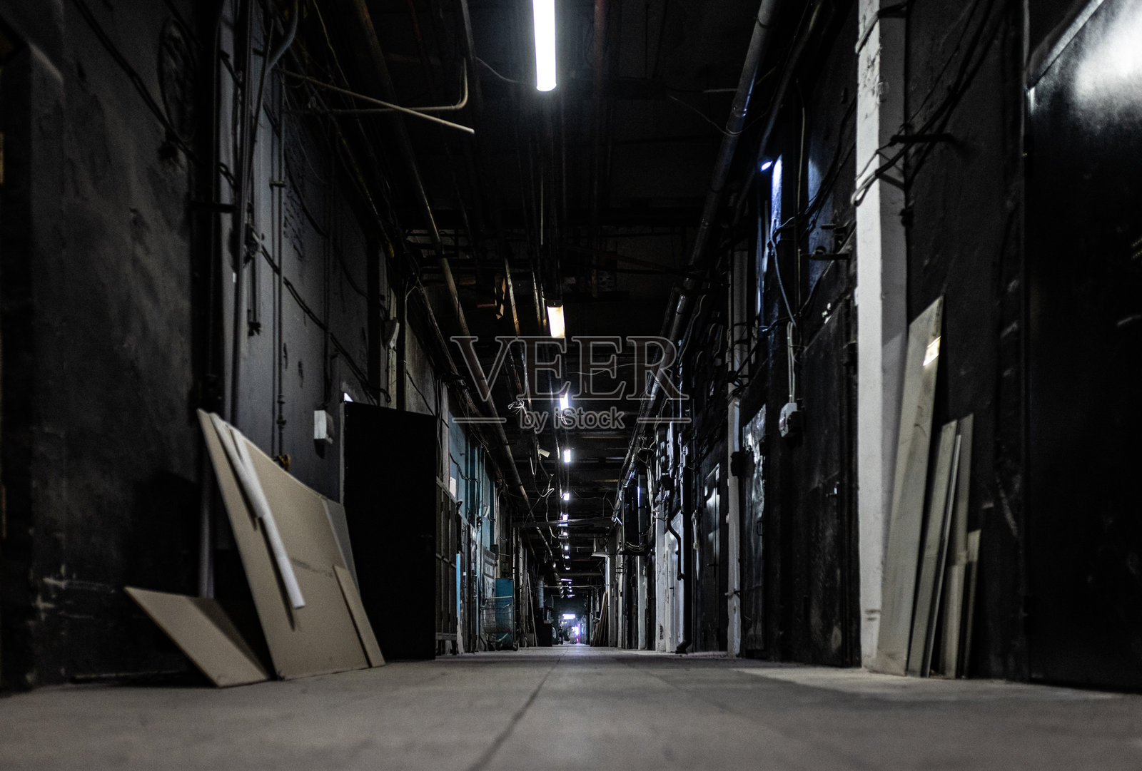 昏暗的工业走廊，弥漫着不祥的气氛照片摄影图片