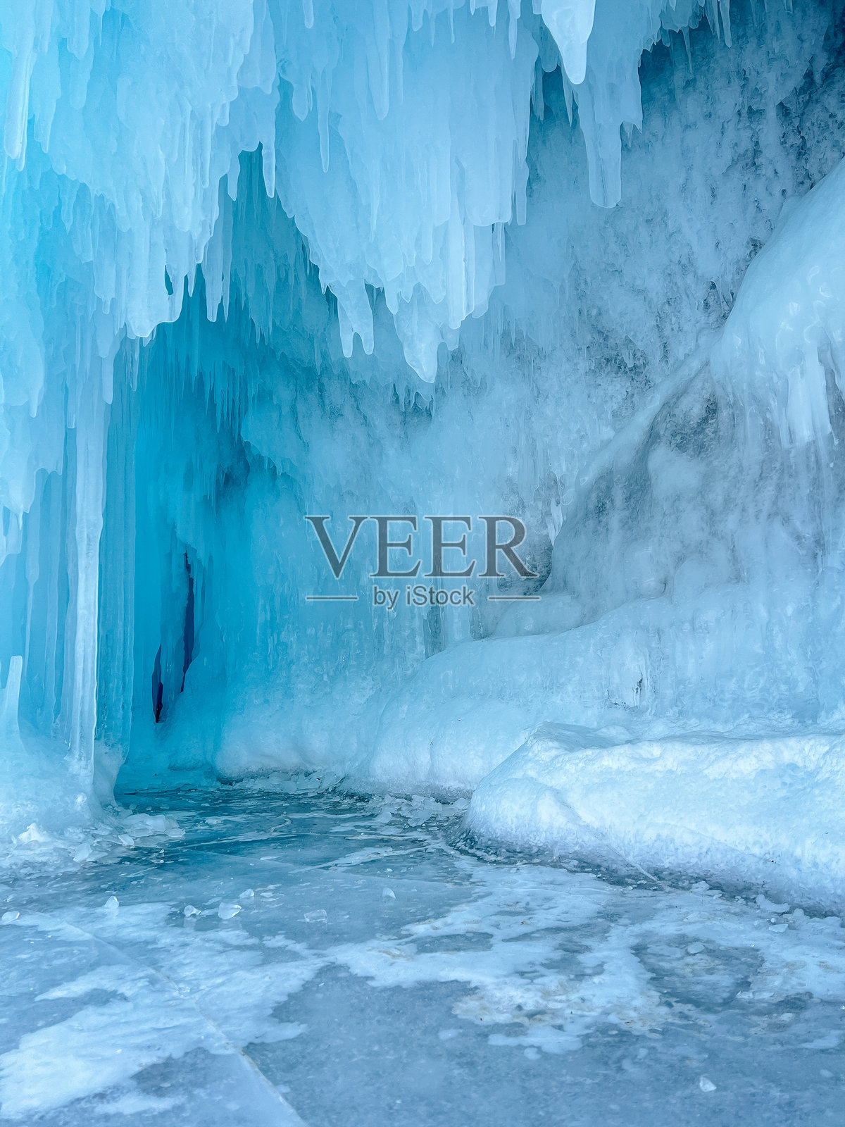 一块巨大的冰层，背景是蓝天照片摄影图片