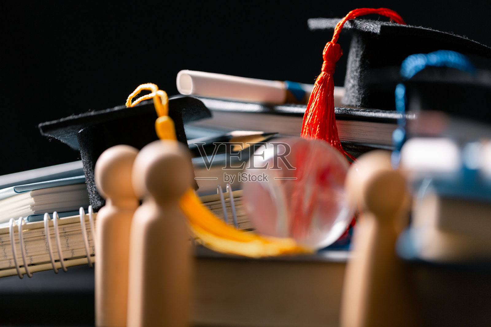 概念教育是商业奖学金的基本理念，全球化，戴学位帽的学生在大学和学院学习和研究，掌握知识，涉及财务管理文凭。照片摄影图片