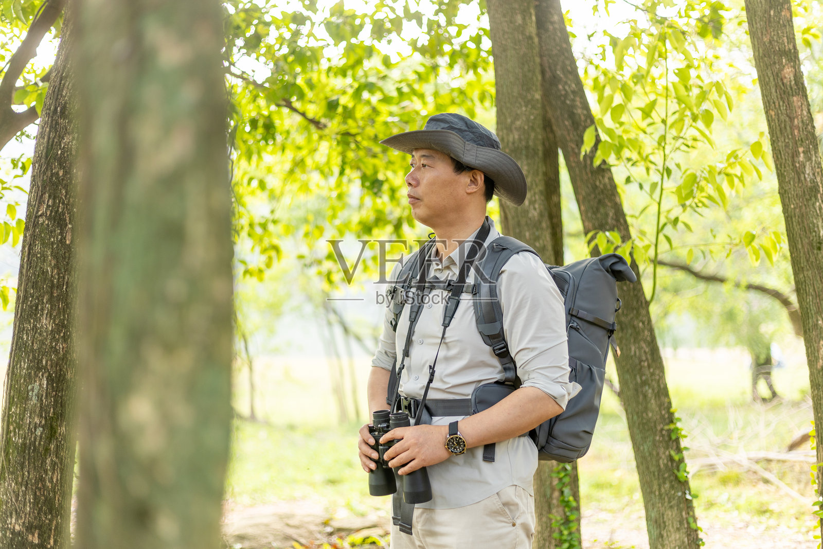 野生动物旅行者使用望远镜观察野生动物照片摄影图片
