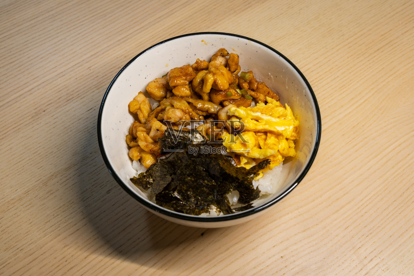 鸡肉饭碗照片摄影图片