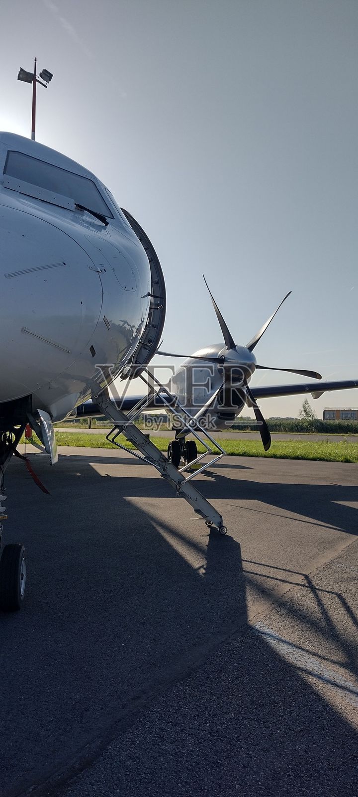 跑道上的飞机与晴朗的天空照片摄影图片