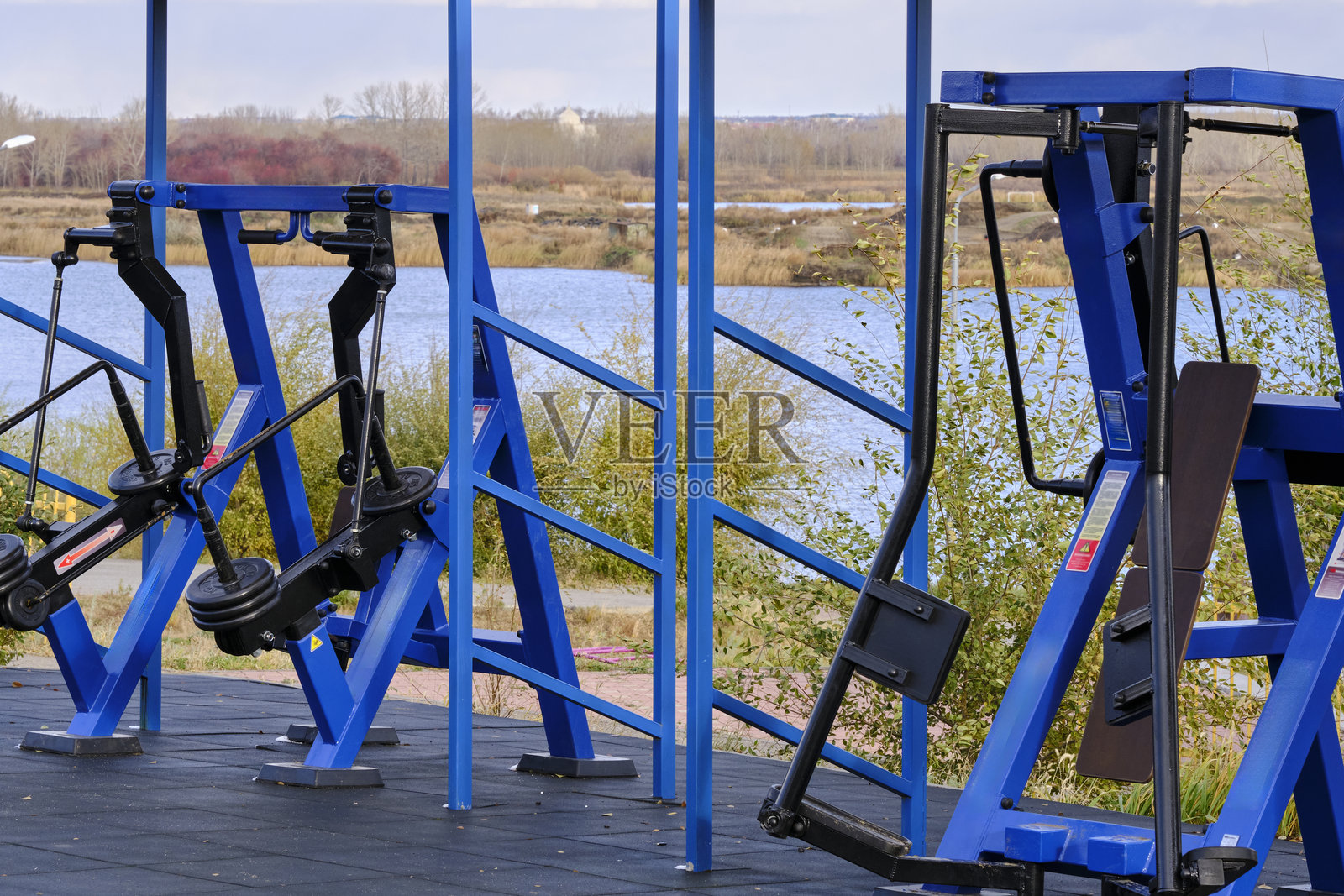 公共公园中的户外运动器材。照片摄影图片