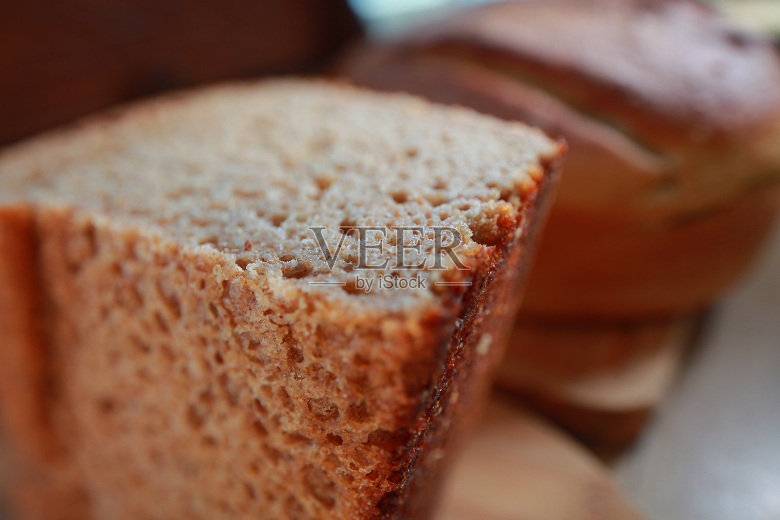 无酵母香气四溢的自制面包，外皮酥脆照片摄影图片