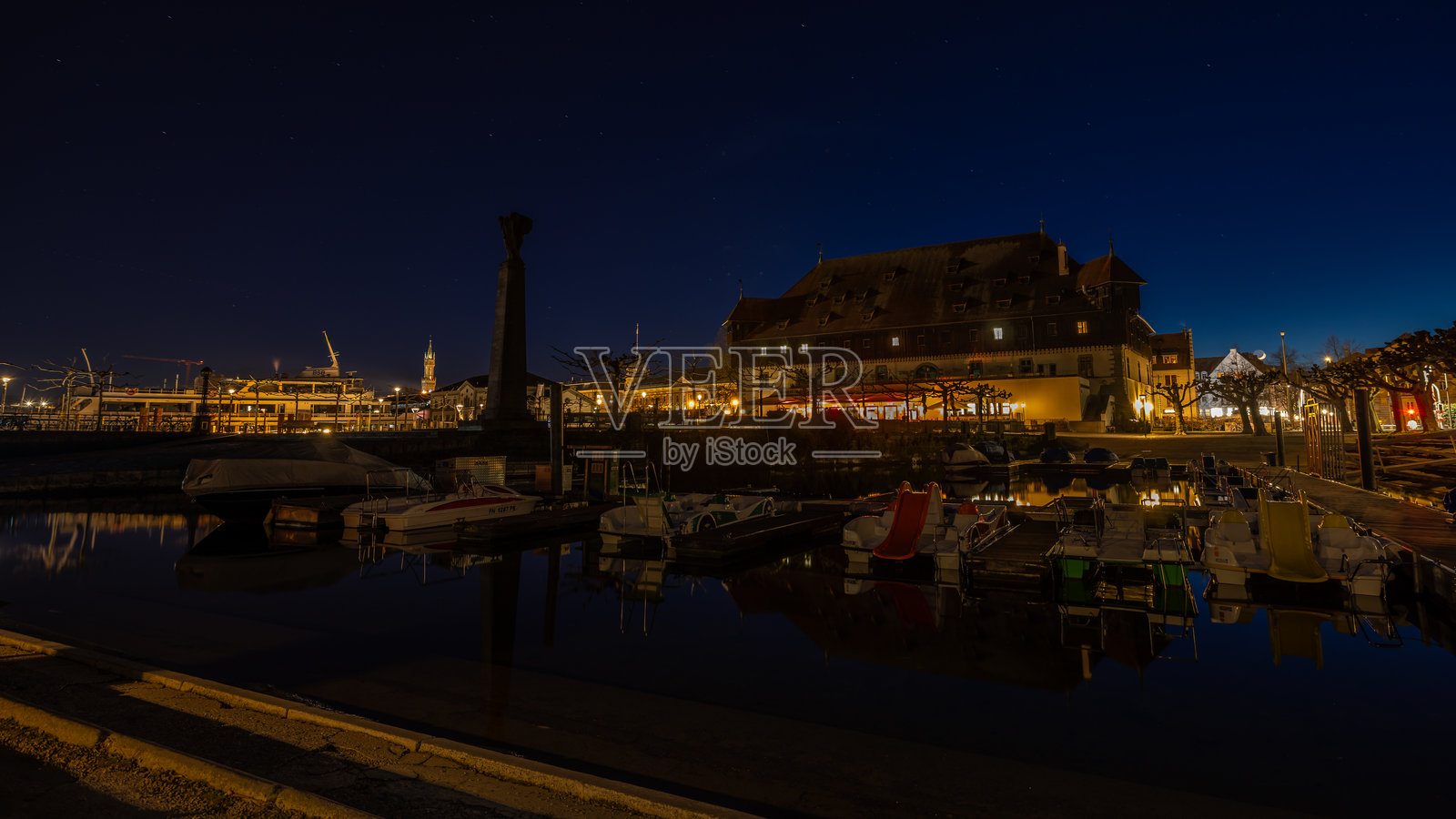 康斯坦茨夜晚的议会会议场景。照片摄影图片