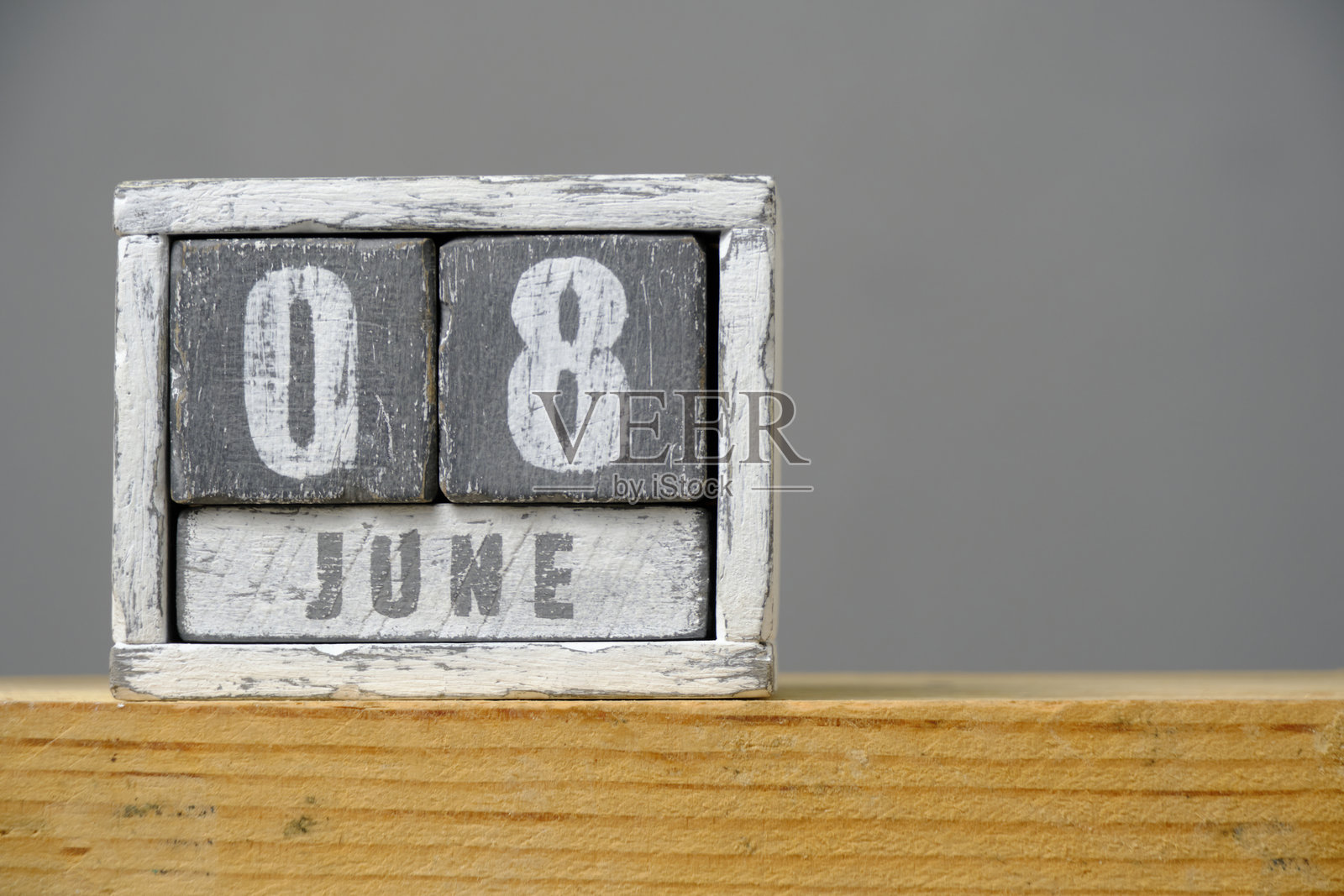 由木制立方体组成的6月8日日历，放置在灰色背景的架子上。留有空白空间供您填写文本。海洋日。照片摄影图片
