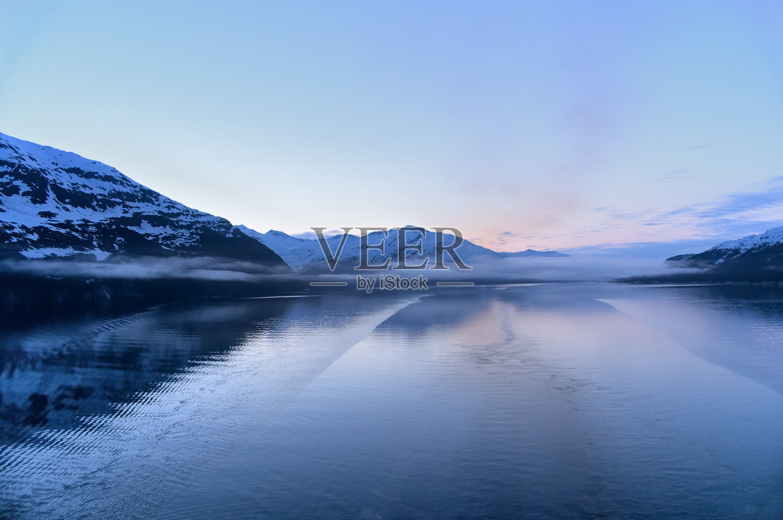 黎明时分驶入惠提尔照片摄影图片