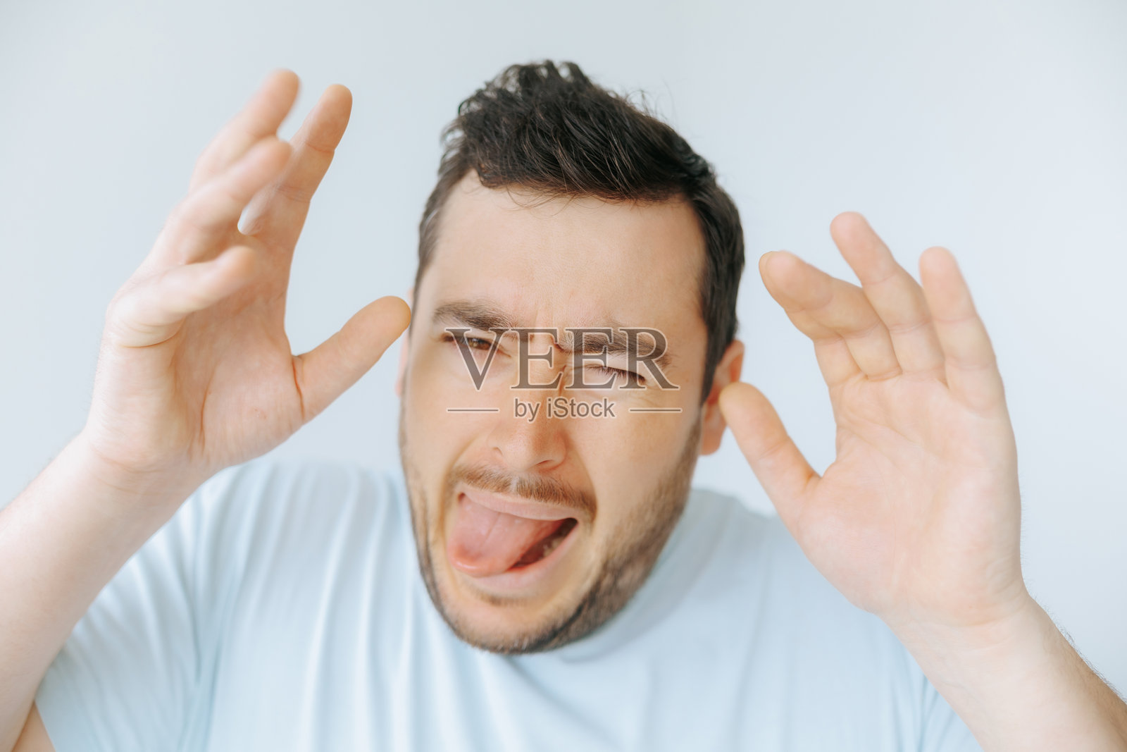 男人在家中玩耍时表现出夸张的厌恶表情照片摄影图片