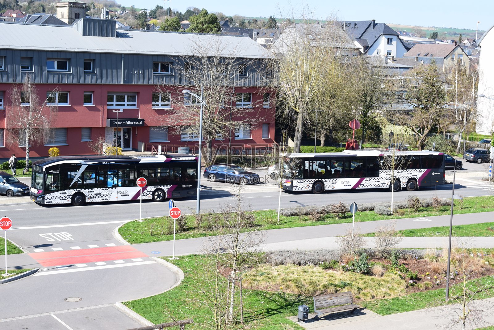 电动和柴油公交车在同一站台停靠照片摄影图片