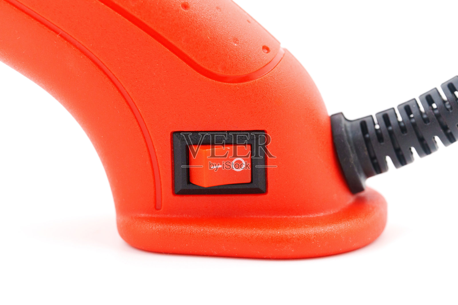 一支红色热熔胶枪，黑色电线，背景为白色。照片摄影图片