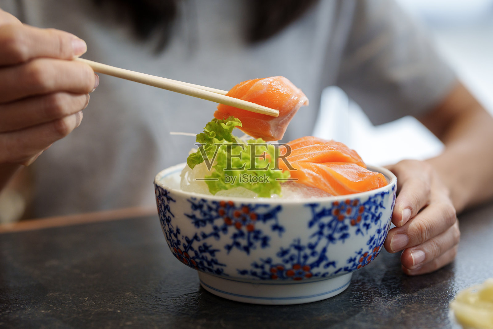 新鲜三文鱼刺身盛在传统碗中照片摄影图片