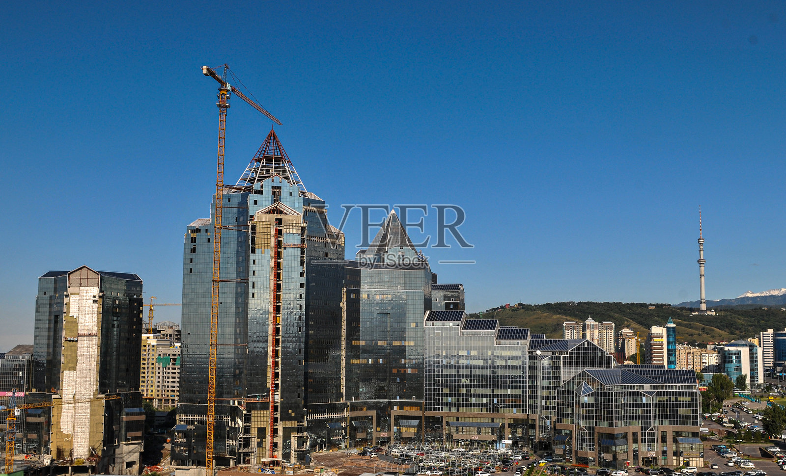 哈萨克斯坦最大的城市阿拉木图位于特兰斯伊利阿拉套山脉的山脚下。照片摄影图片