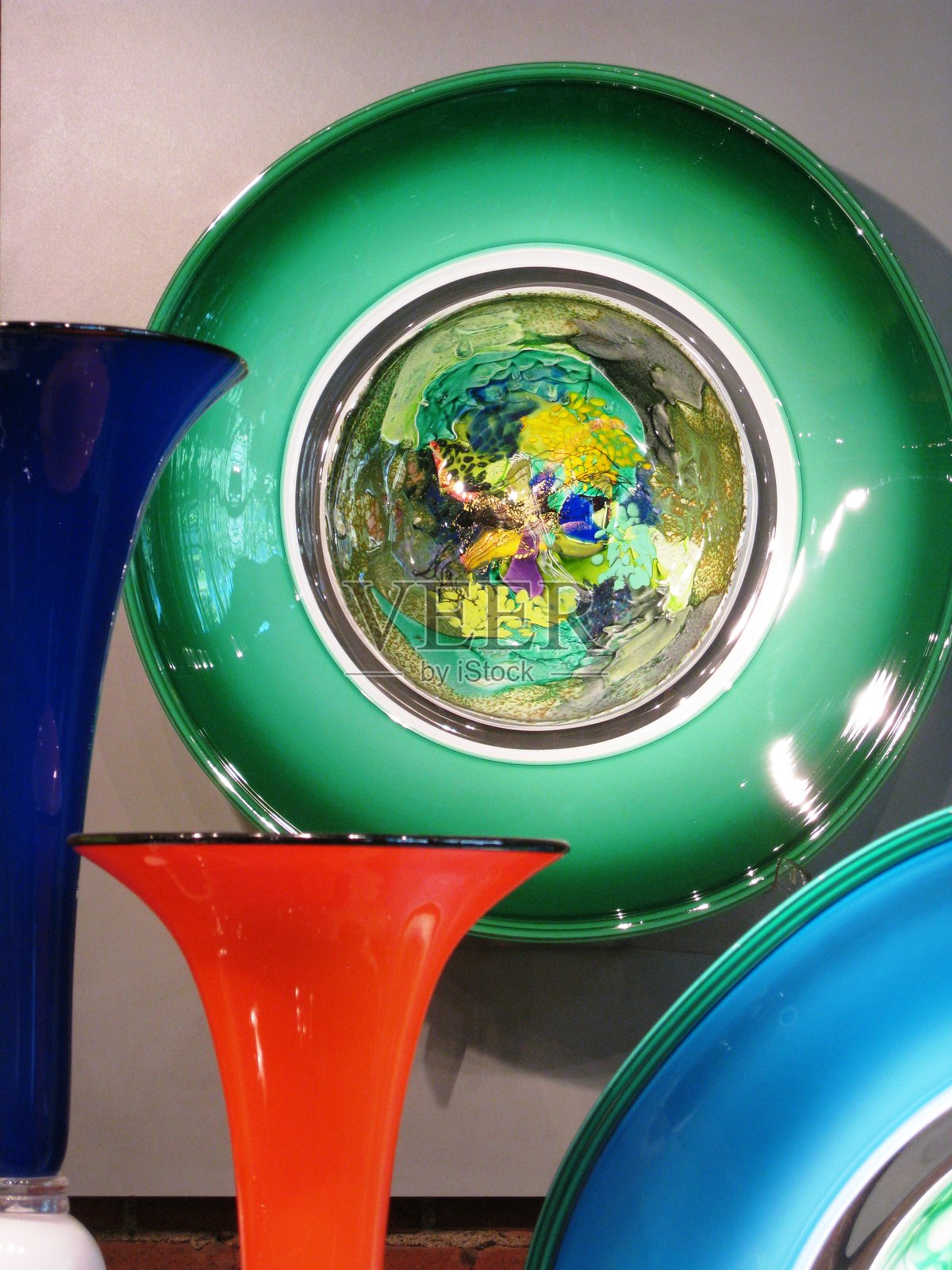 装饰性的古董瓷盘和花瓶。照片摄影图片