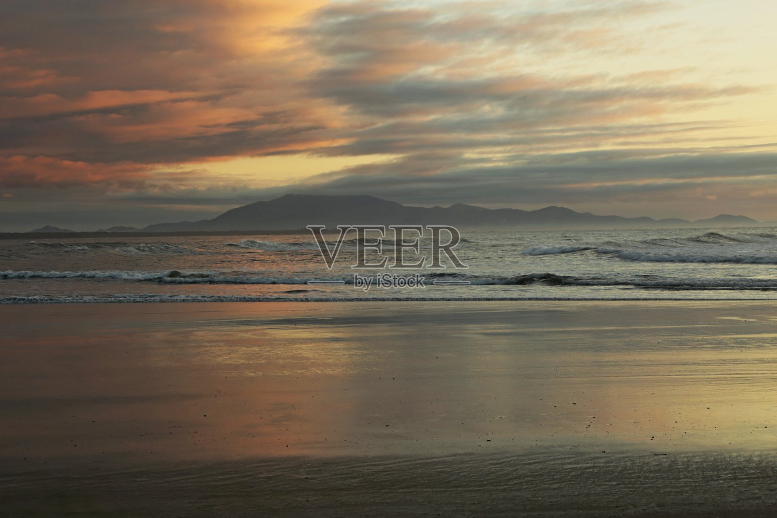 海洋上日出前的黎明光线照片摄影图片