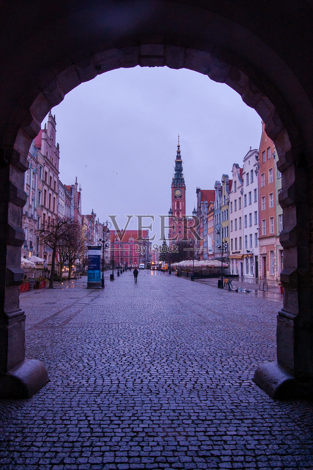 格但斯克老城的建筑在雨天的景象照片摄影图片