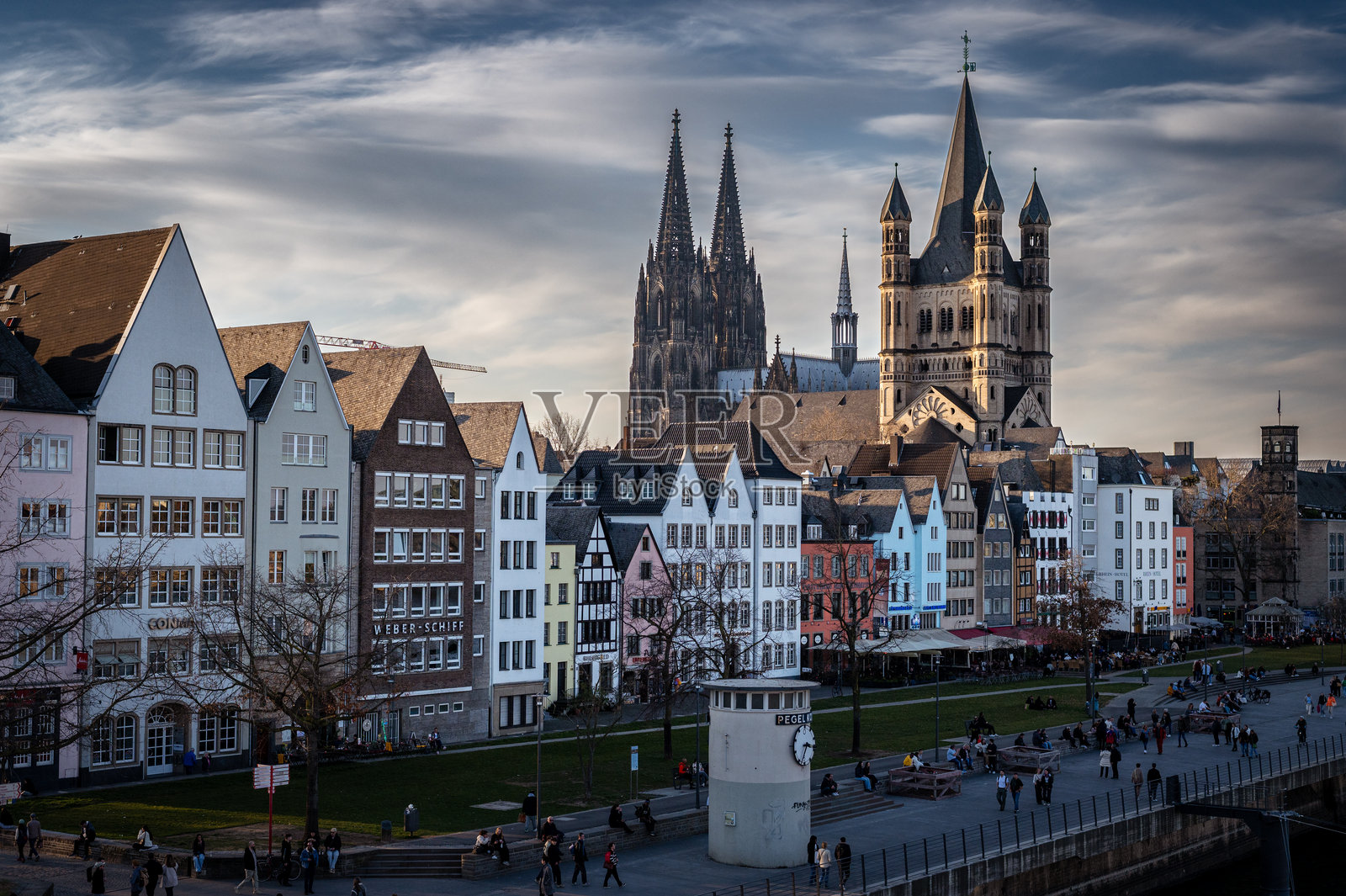 春天的科隆城市天际线沿着莱茵河照片摄影图片