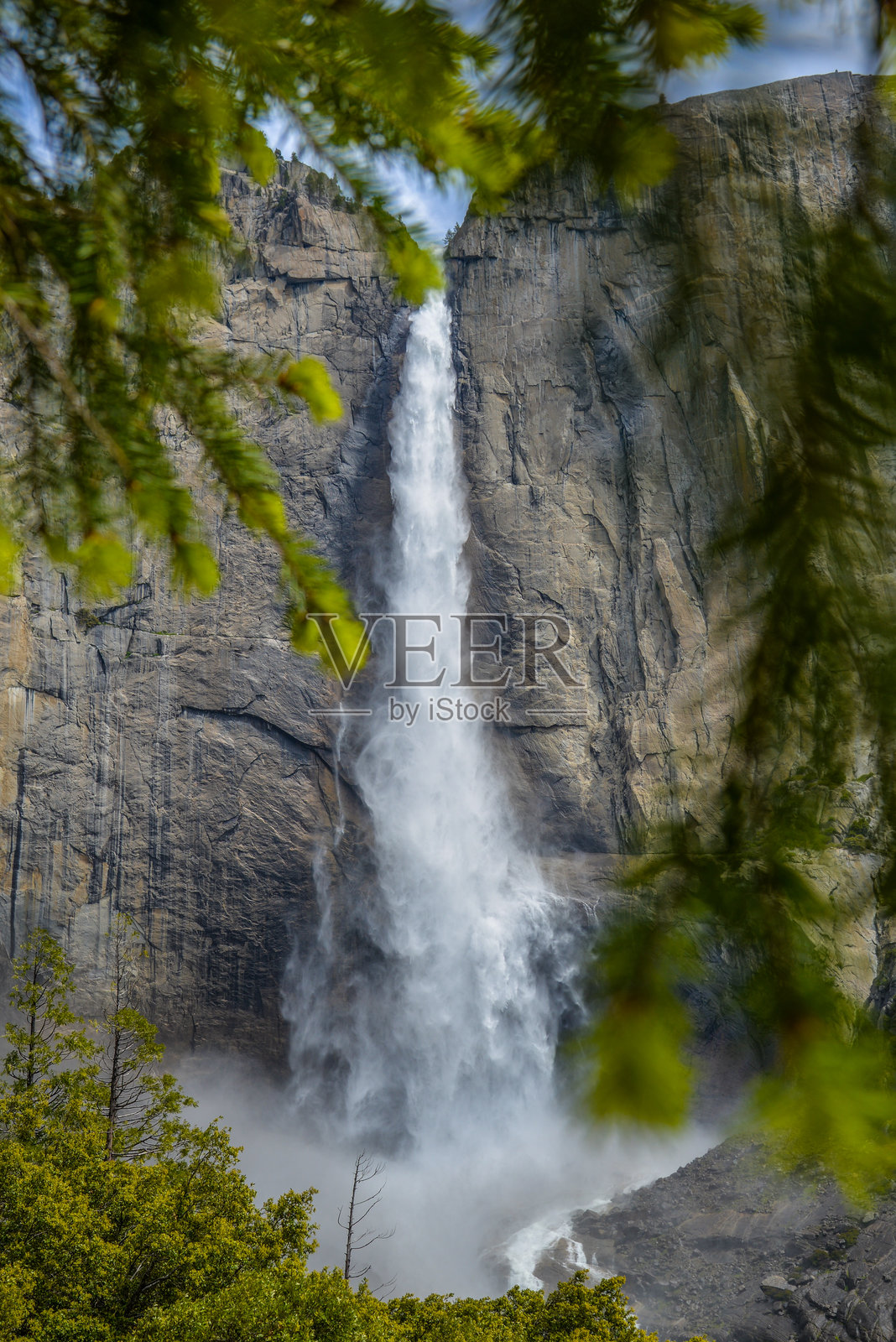 加州优胜美地国家公园内的热门上优胜美地瀑布小径照片摄影图片