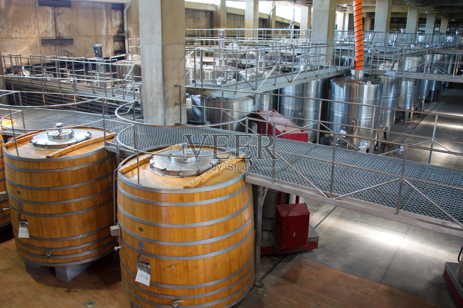 智利科尔查瓜谷Vina Montes典型葡萄园内的不锈钢葡萄酒发酵罐照片摄影图片