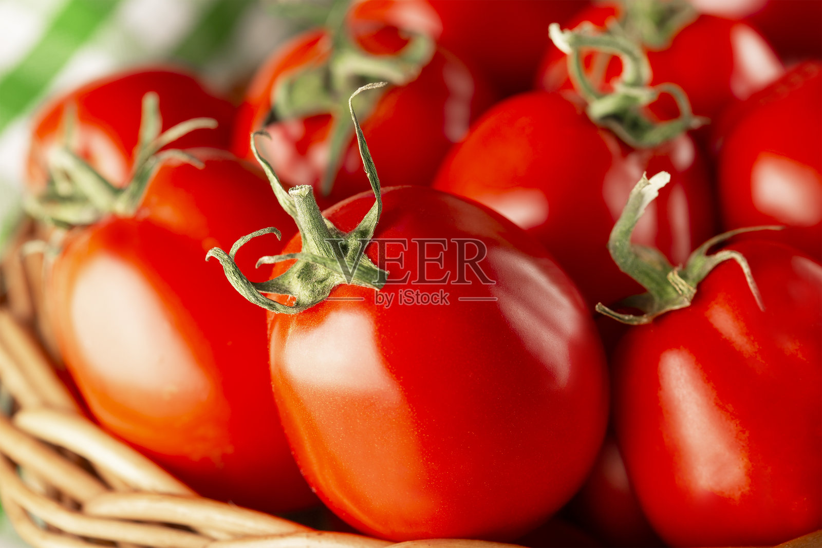 一篮子红色番茄的特写镜头照片摄影图片