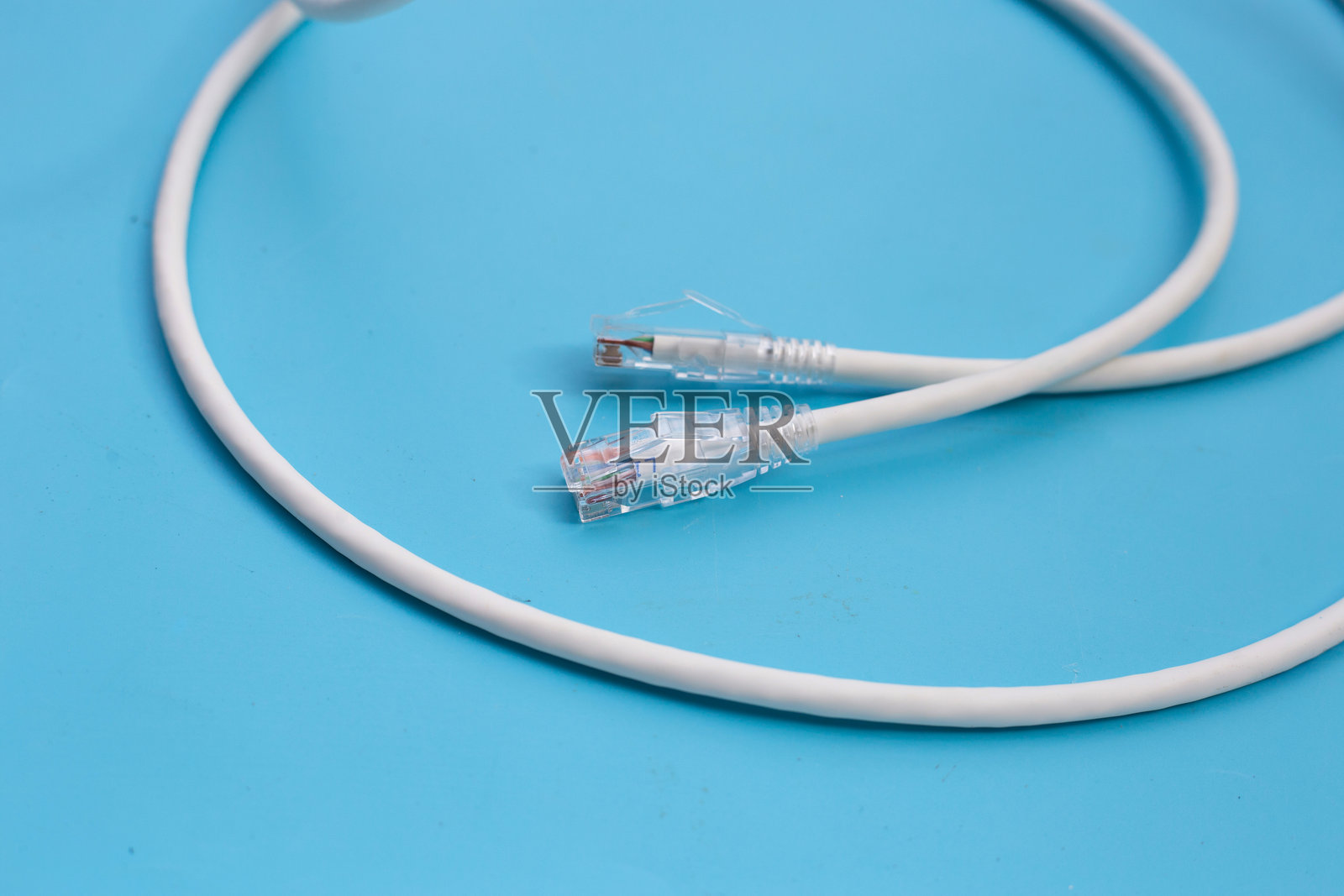 蓝色背景上的局域网连接以太网电缆。照片摄影图片