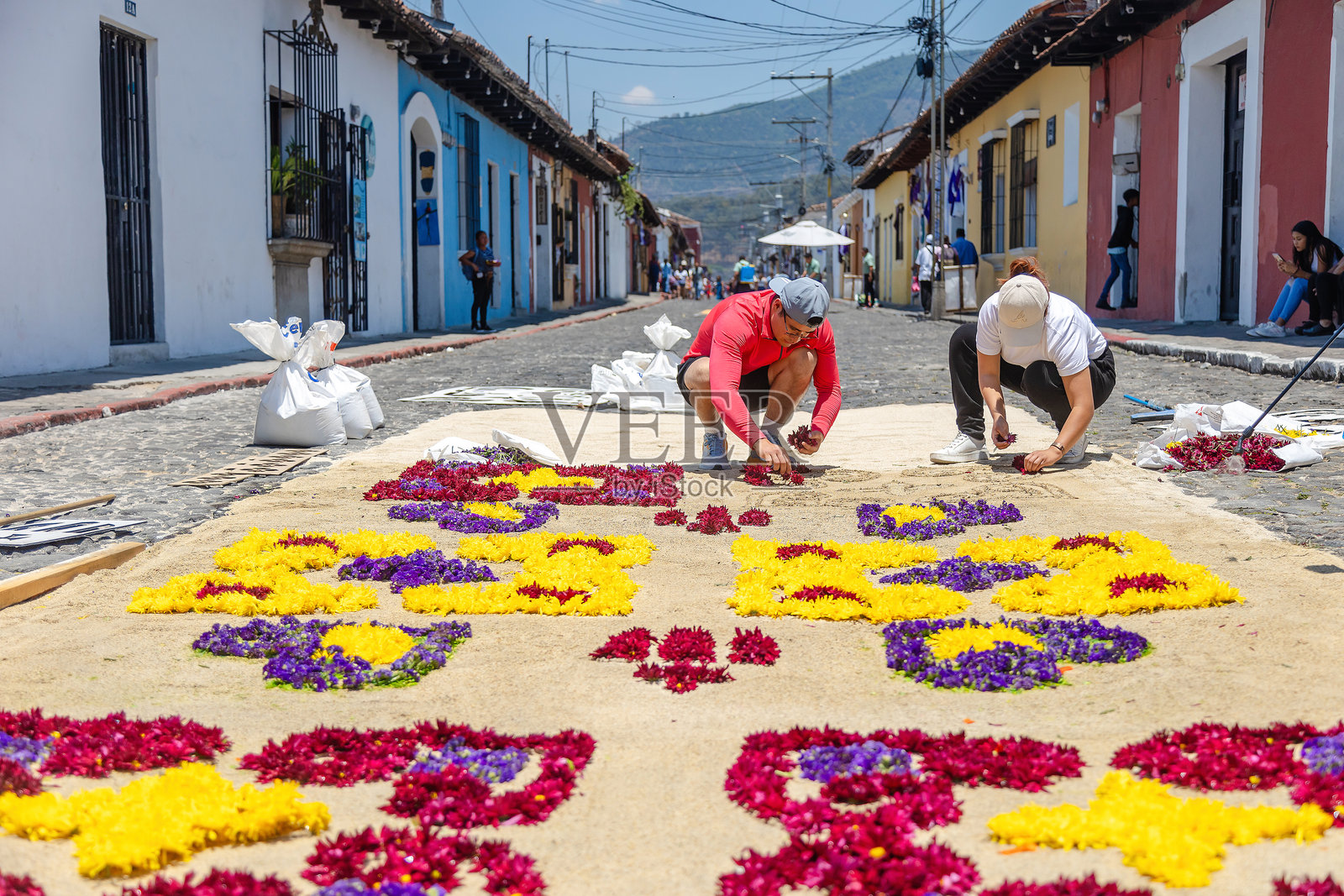 人们在危地马拉安提瓜的圣周期间制作锯末地毯照片摄影图片