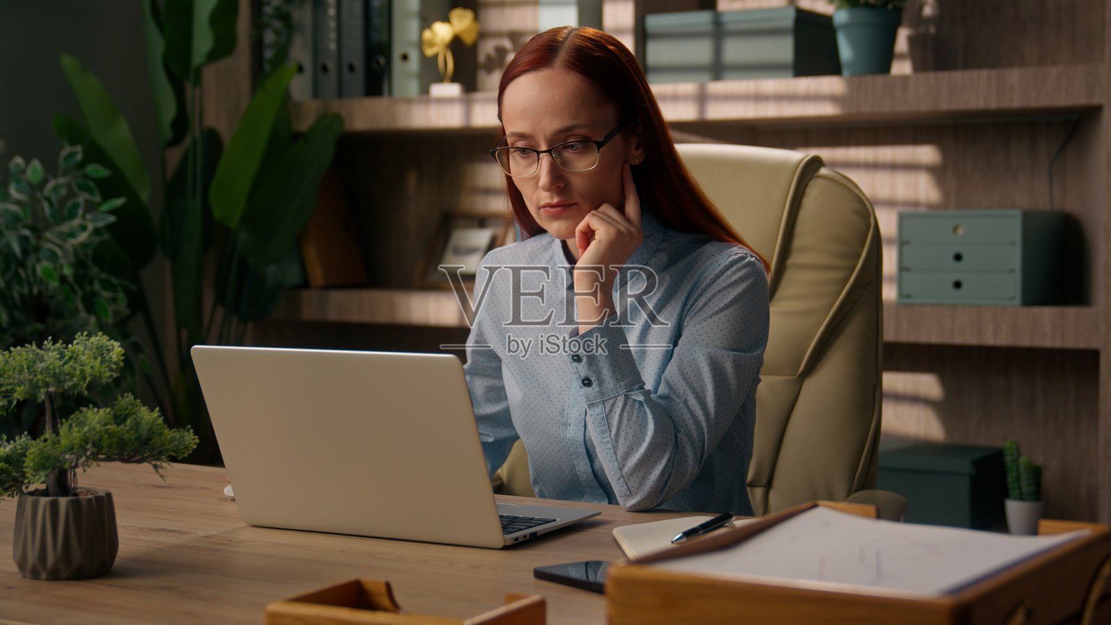 白人女商人雇主女孩经理女性企业家职员女商人在线学习工作打字电脑笔记本电脑任务浏览互联网在办公室工作场所思考计划照片摄影图片