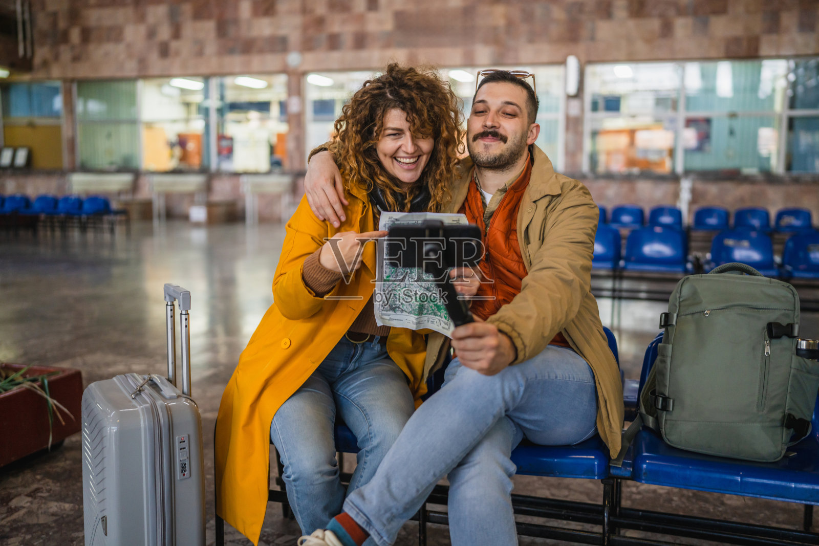 一对情侣博主或视频博主在火车站录制视频博客照片摄影图片