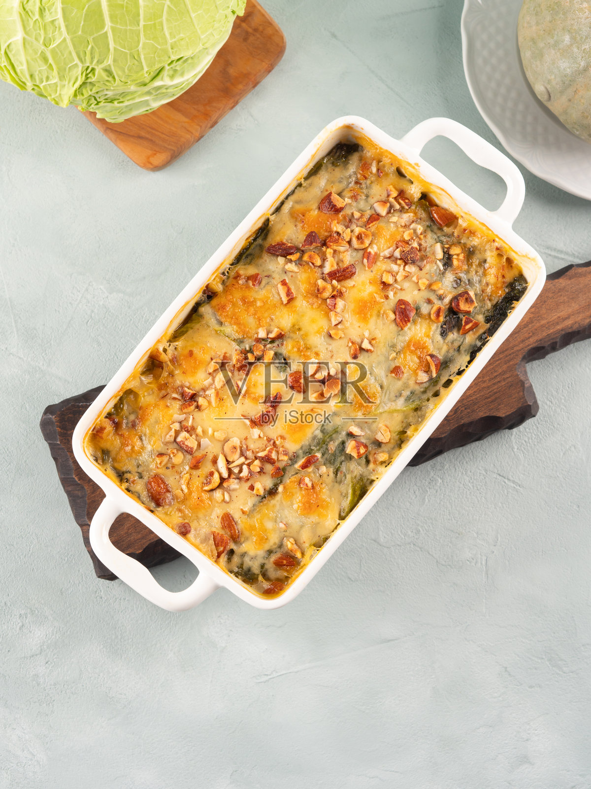 烤南瓜和皱叶甘蓝的素食千层面照片摄影图片