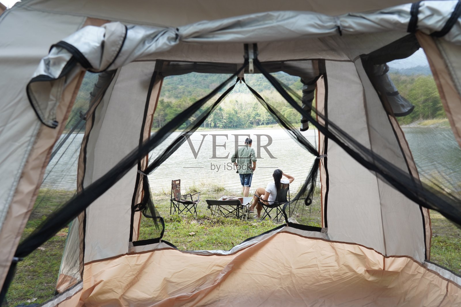 人们在大自然中露营和野餐。湖边放松的露营冒险照片摄影图片