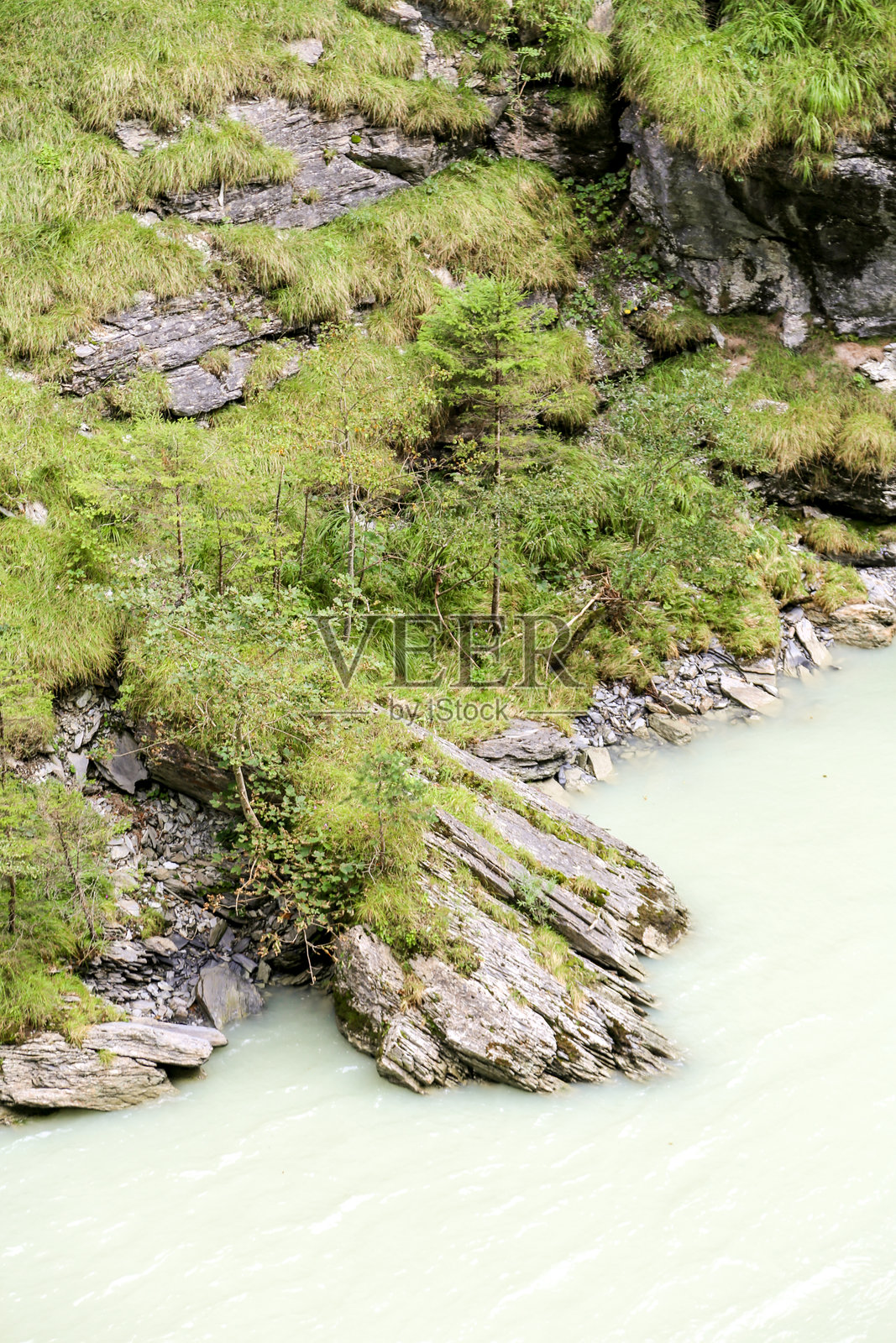 岩石海岸线与背景中的水体照片摄影图片