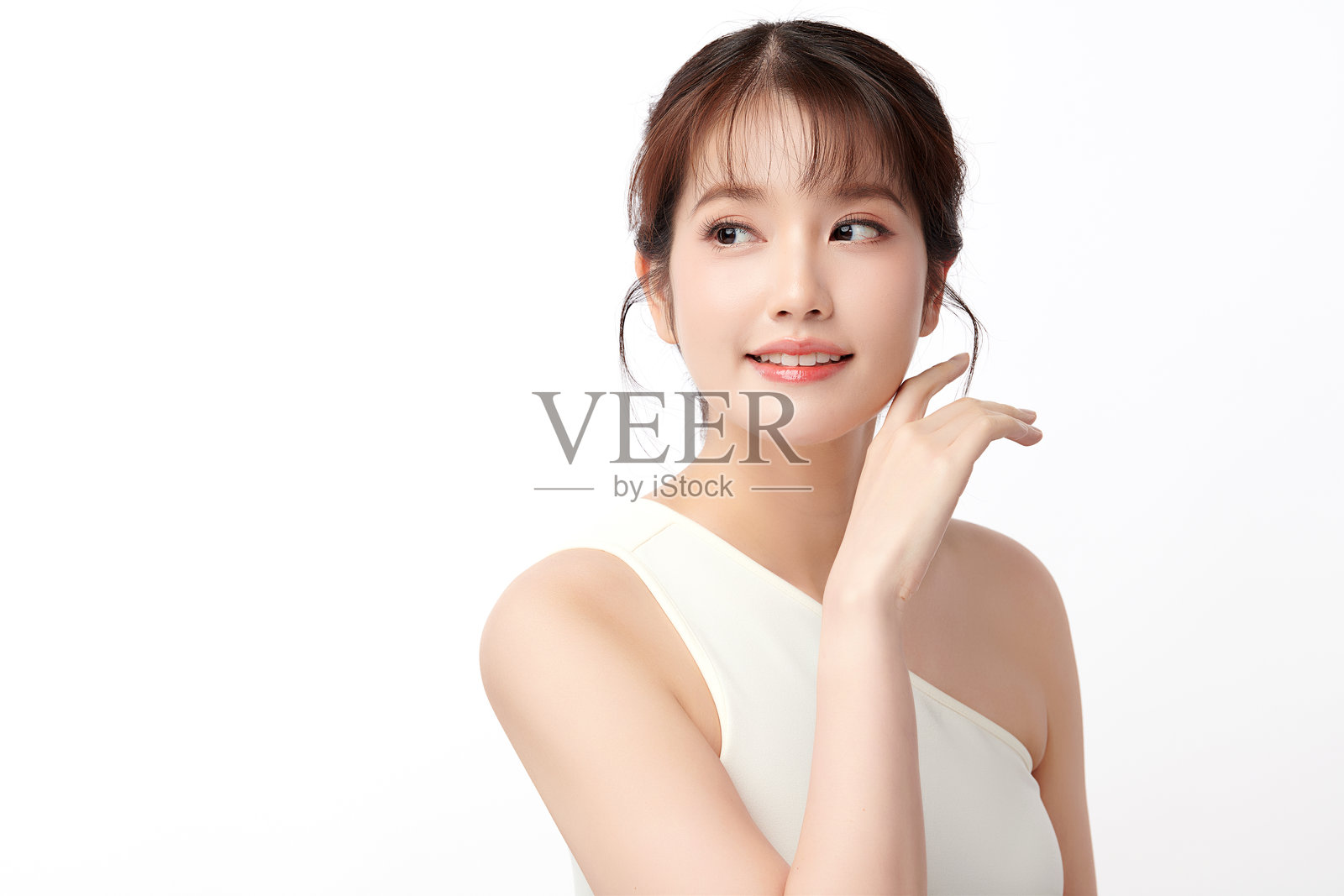 一位年轻美丽的亚洲女性，皮肤洁净清新，背景为白色。护肤、面部护理、美容学、美丽和水疗。亚洲女性的优雅肖像。照片摄影图片