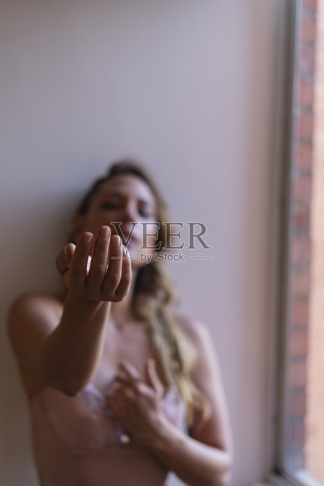 拉丁裔女性在肖像中看向镜头，流露出痛苦和悲伤的神情照片摄影图片