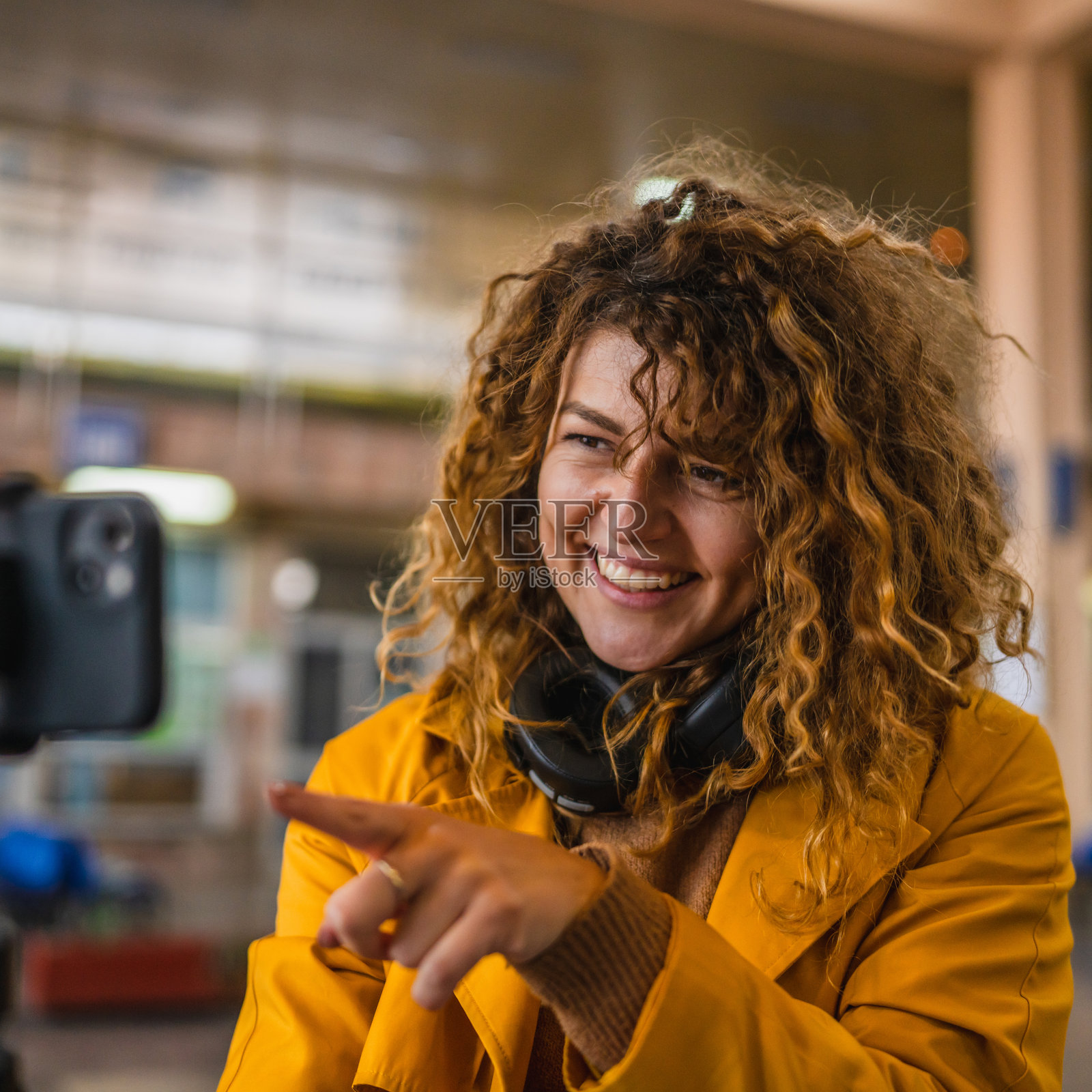 快乐的女性在火车站录制旅游视频博客照片摄影图片