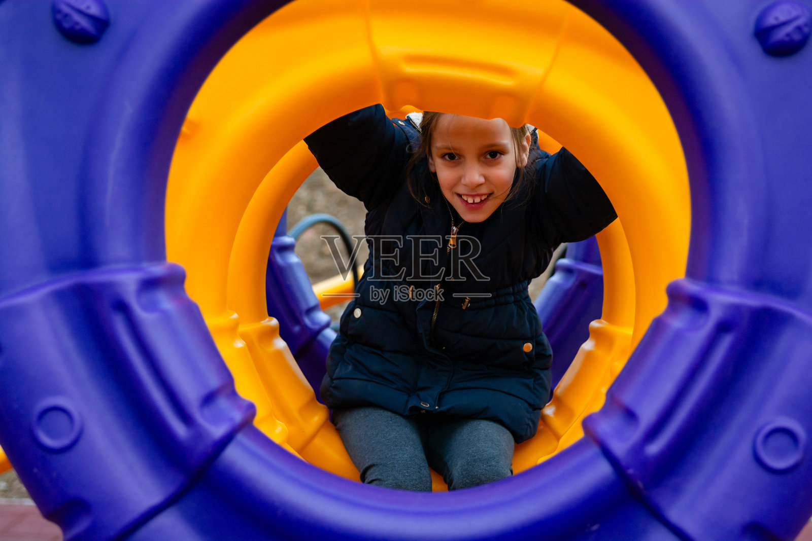 一个女孩在游乐场玩耍时克服障碍照片摄影图片