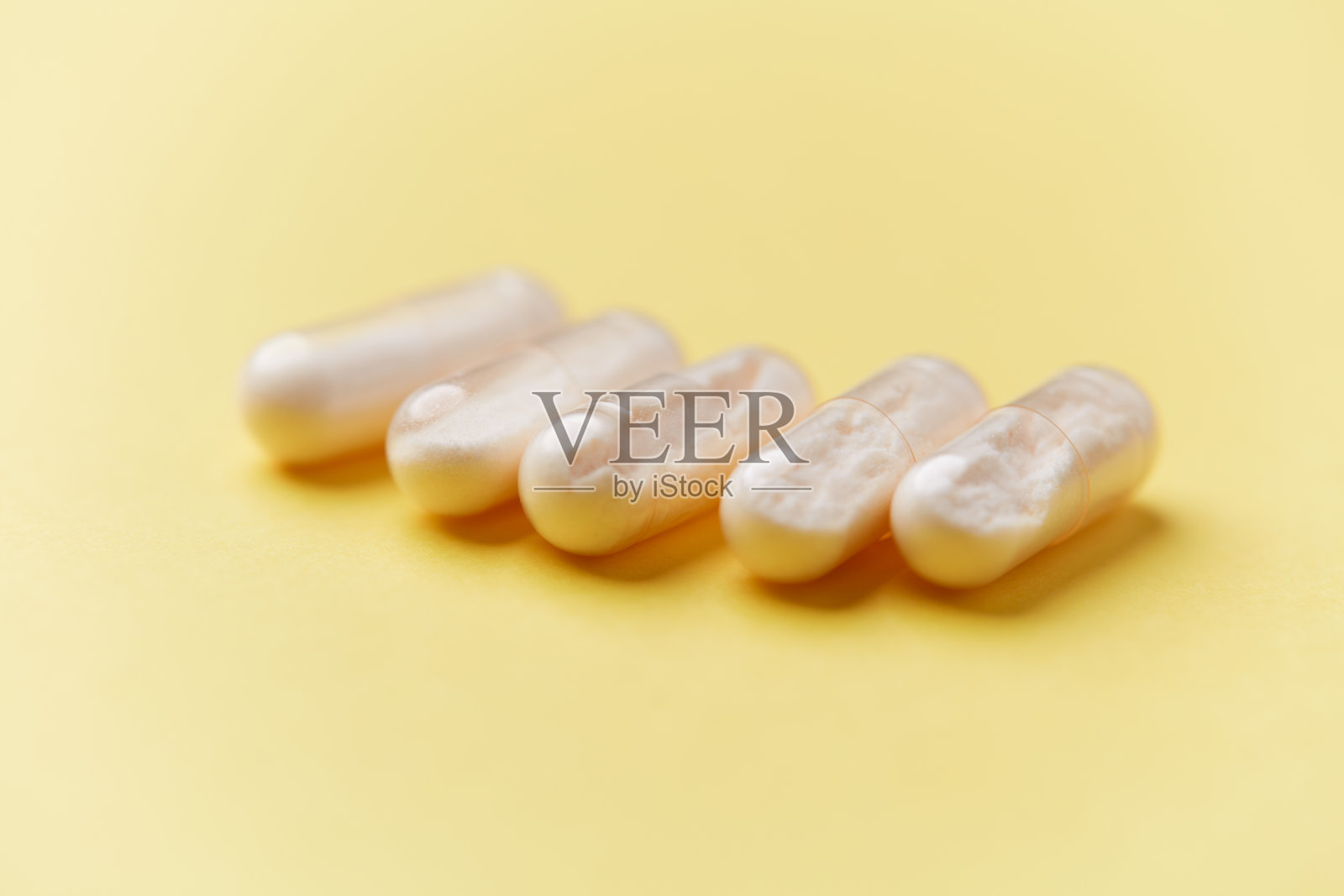 辅酶Q10胶囊。抗氧化剂。健康膳食补充的概念。明亮的背景。柔和的焦点。特写。留白。照片摄影图片