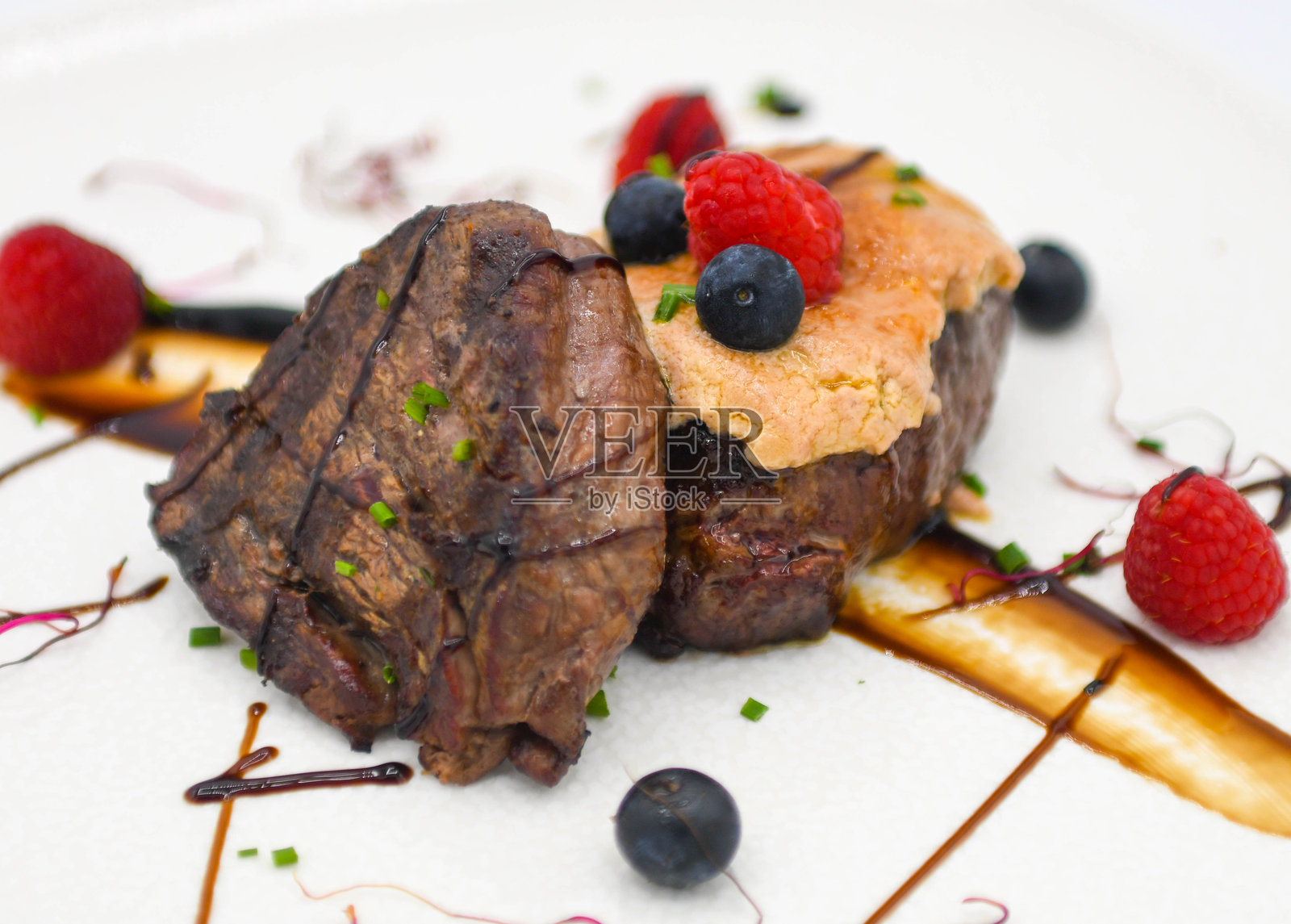 白色背景上的奶油、浆果和巧克力酱甜点照片摄影图片