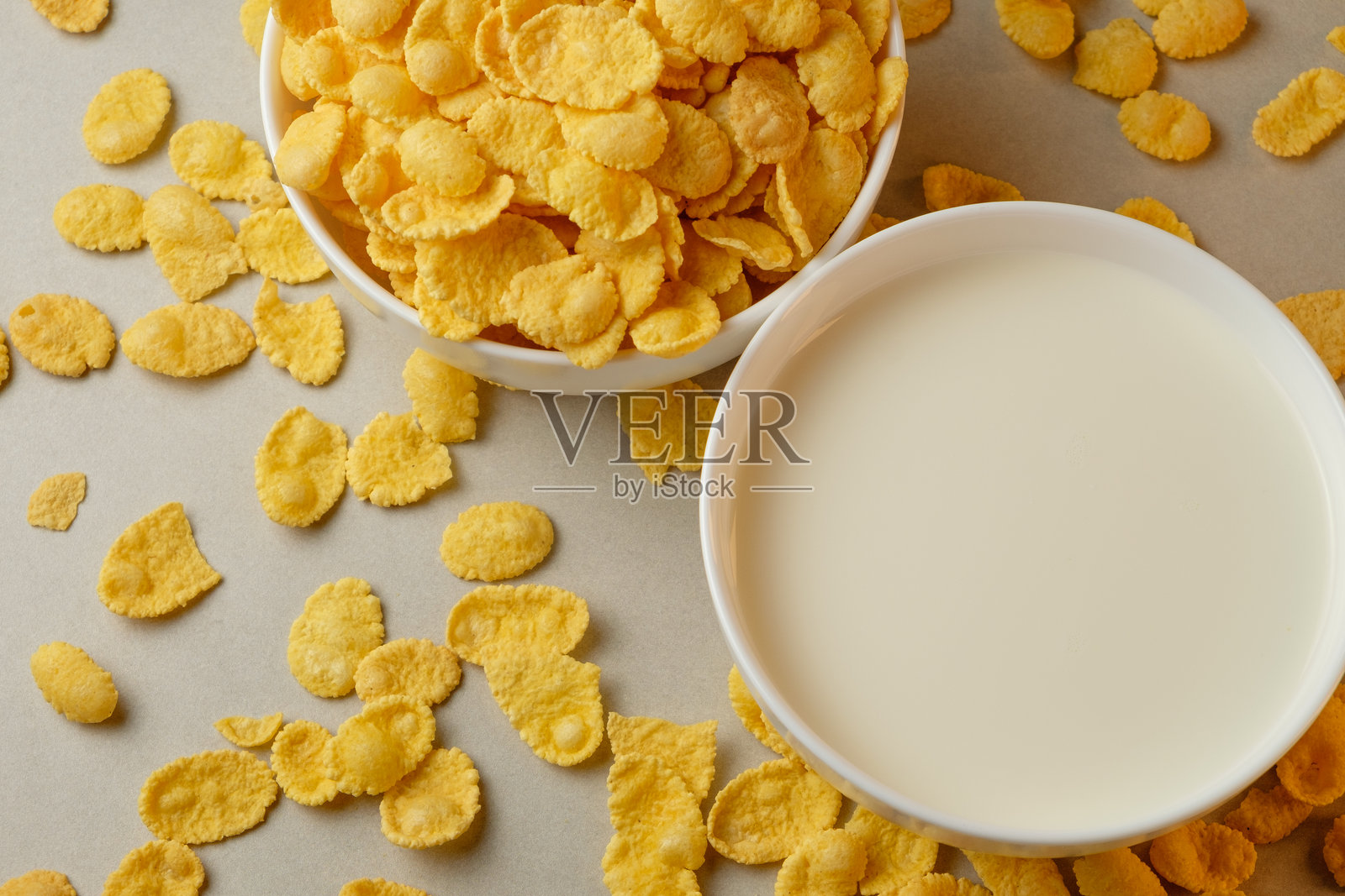 清晨的乐趣，搭配酥脆的玉米片和奶油般的牛奶，为美好的一天开个好头照片摄影图片