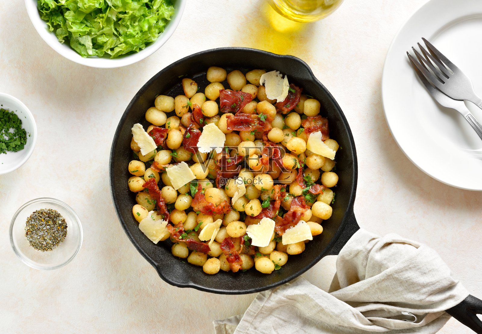培根和帕尔马干酪土豆饺子照片摄影图片