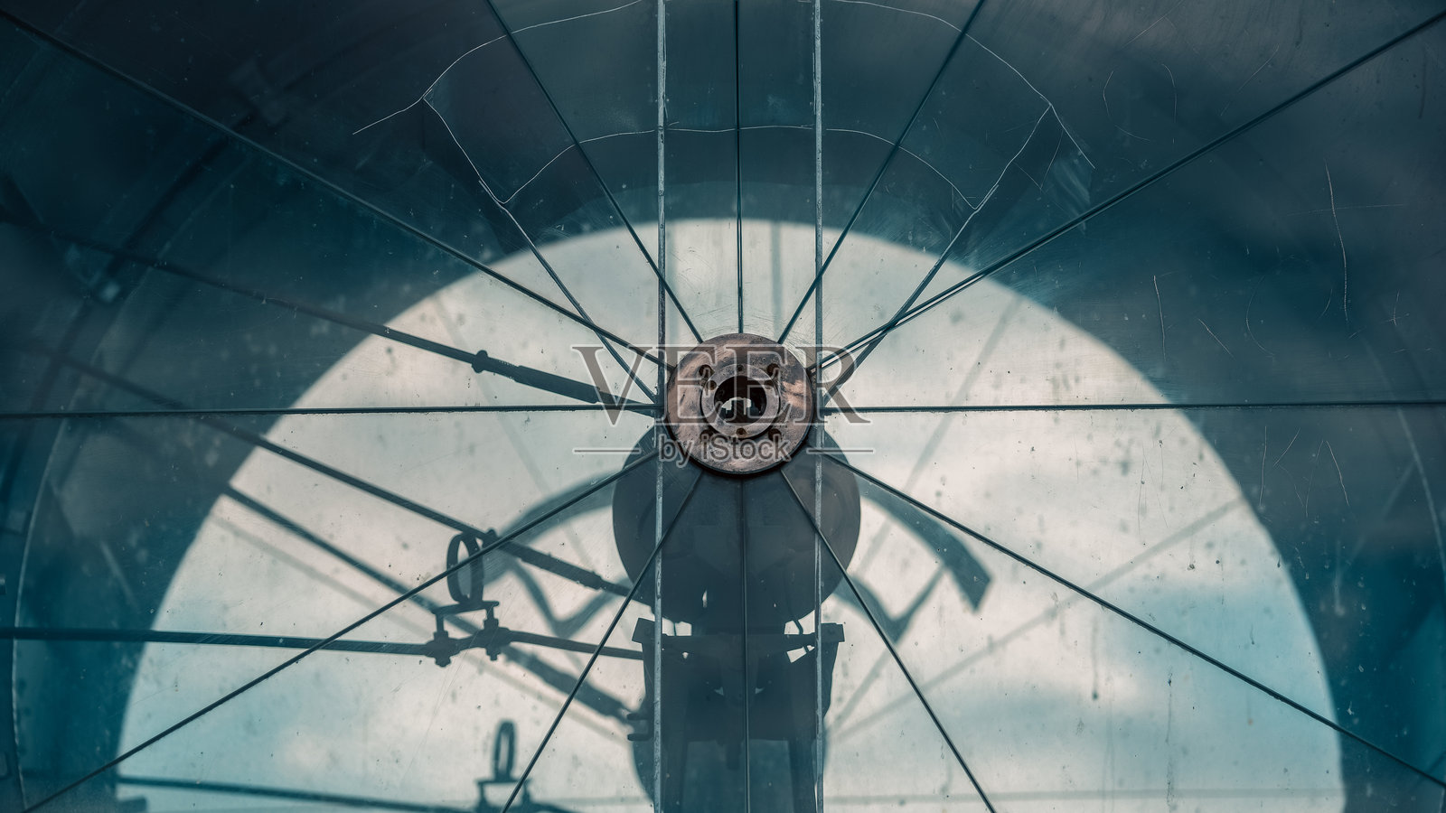 老式军事防空探照灯照片摄影图片