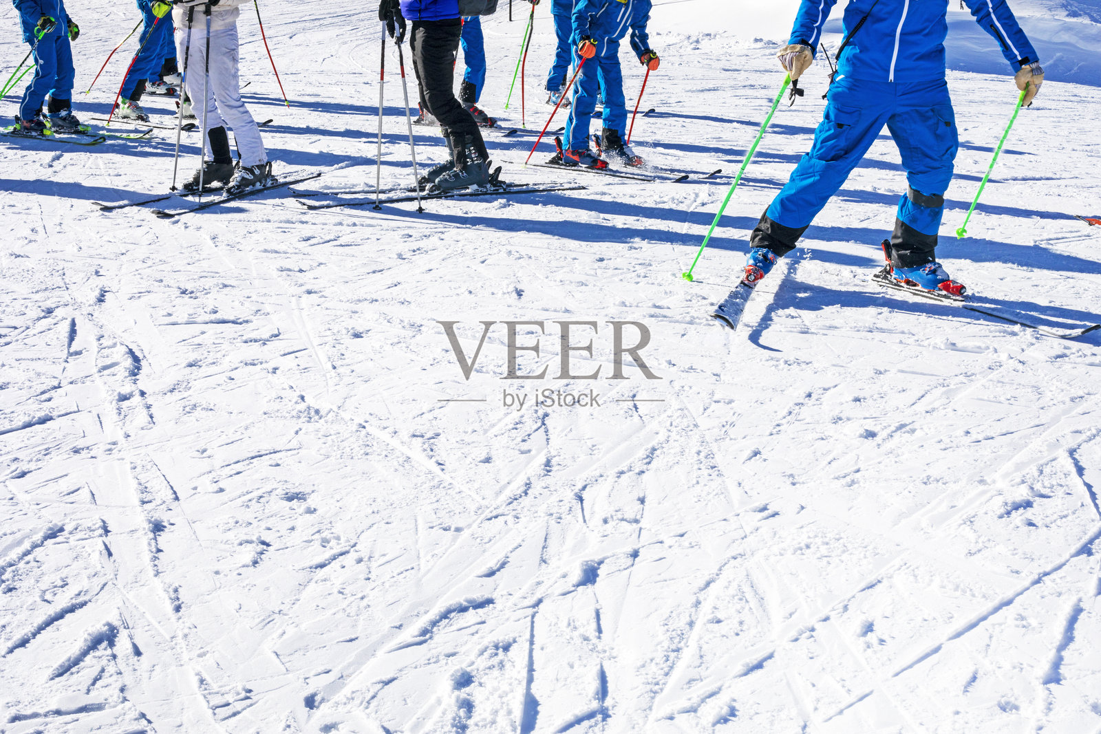 滑雪学校，初学者滑雪道上的滑雪者。积极的假期。照片摄影图片