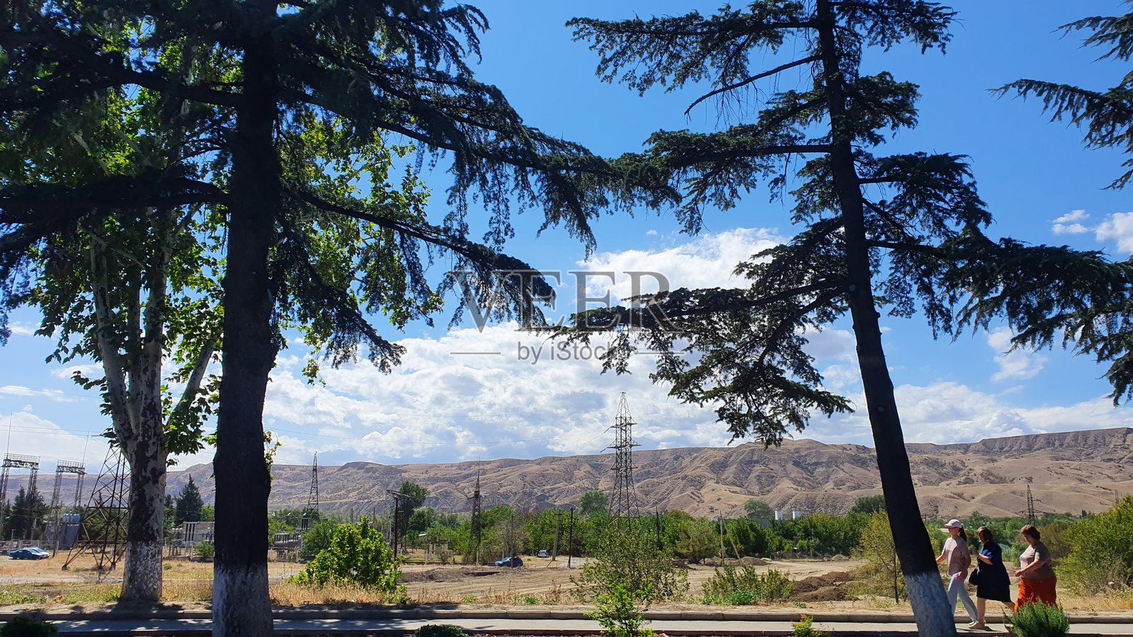 喀山山脉的树木环绕的风景小径照片摄影图片