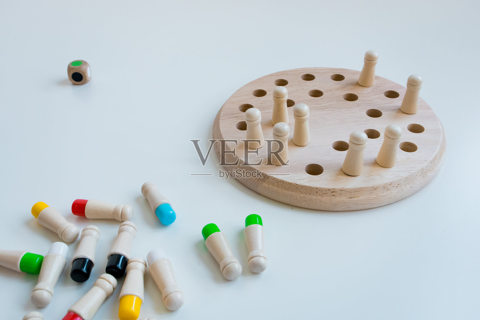 色彩斑斓的插销板游戏，配有木制插销，适合策略和娱乐。照片摄影图片