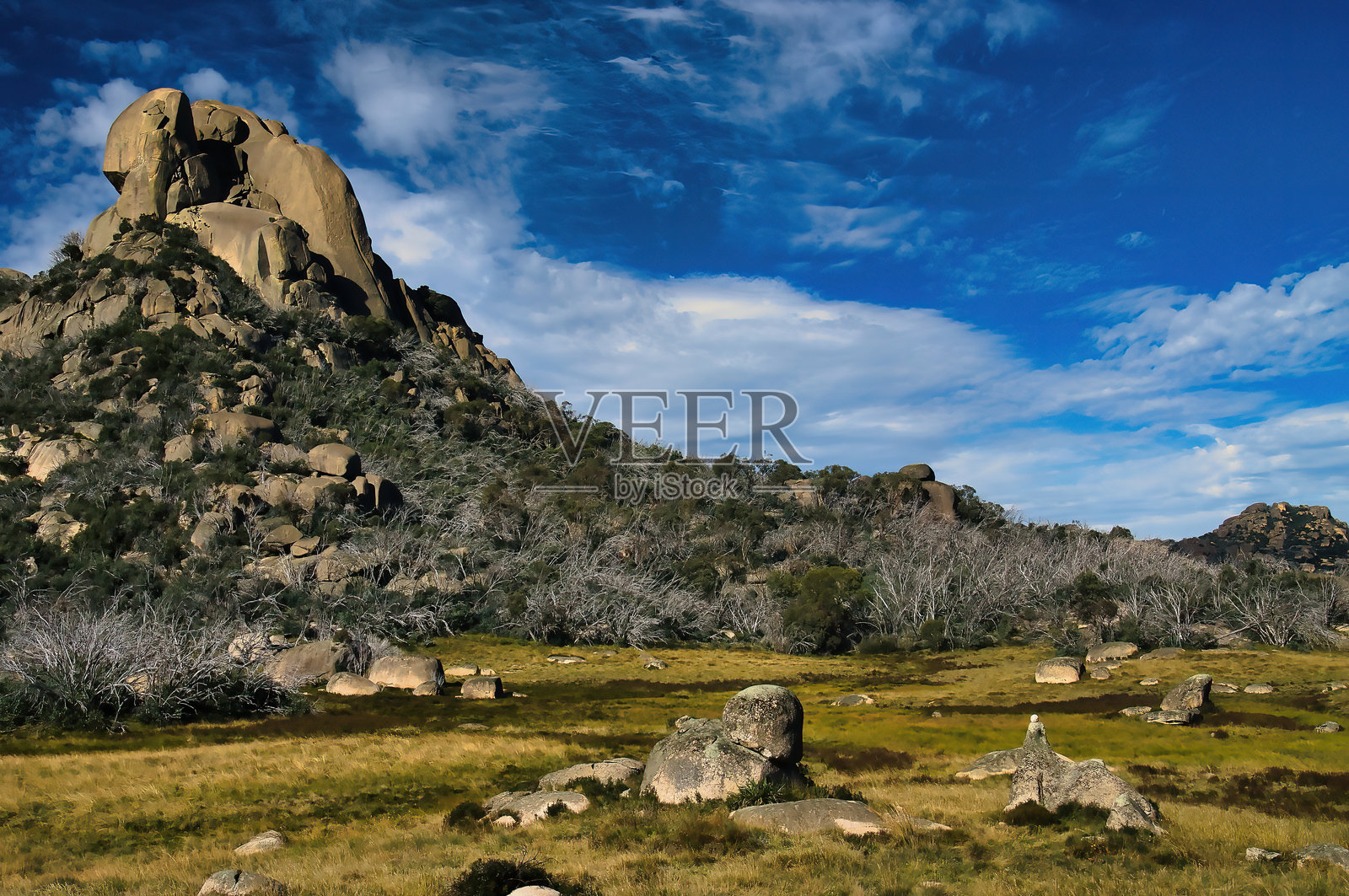 澳大利亚巴富洛山国家公园的岩石 formations 和阳光照耀的巨石照片摄影图片