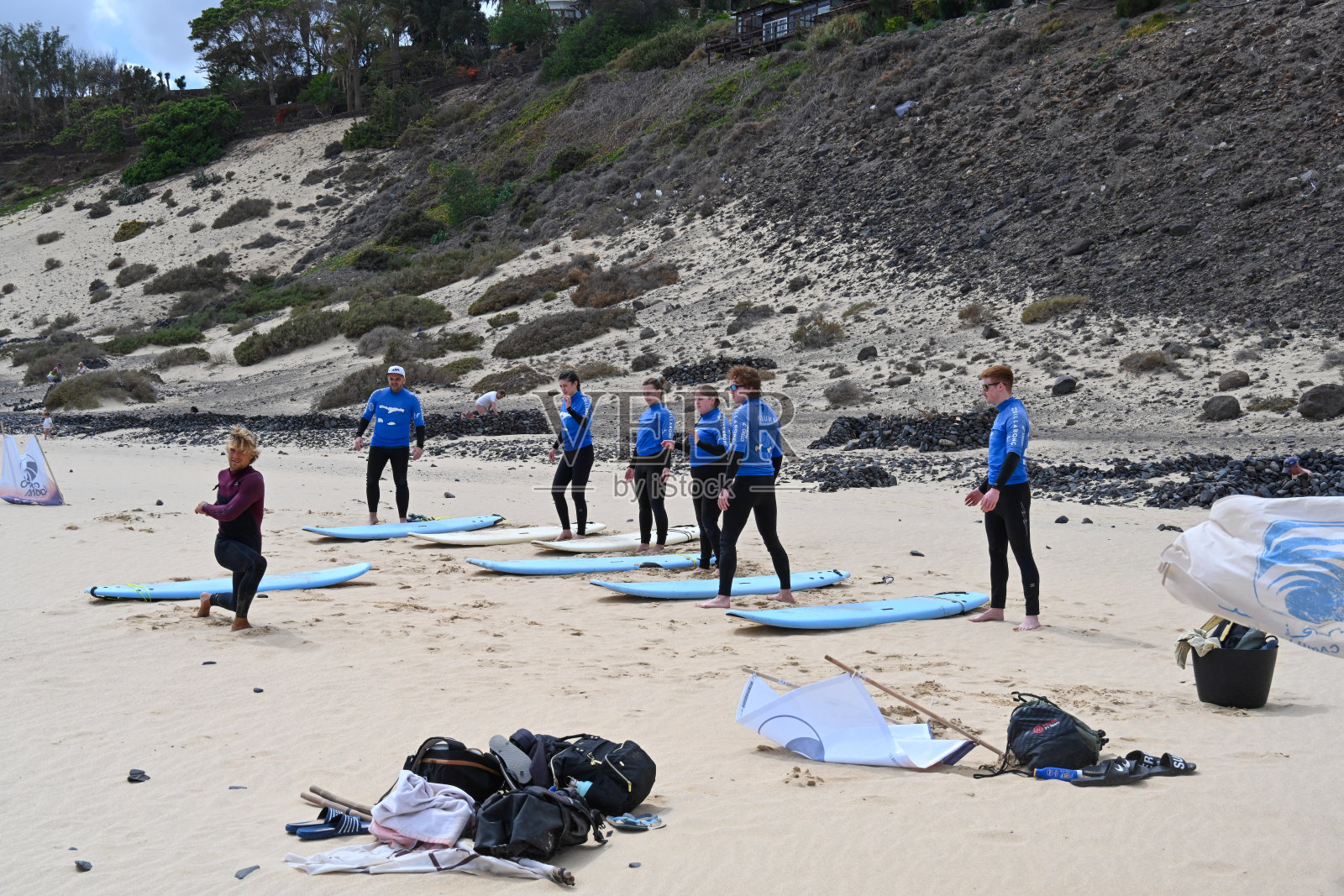 在富埃特文图拉的埃斯基尼佐海滩,冲浪教练正在教授冲浪课程。照片摄影图片