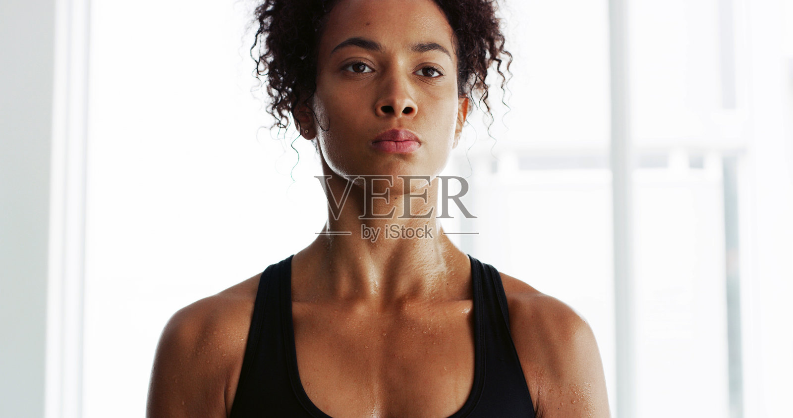 思考、出汗的女性在健身房，锻炼与休息，放松与健康。健康的人、运动员和跑者在中心，挑战与惊奇，决心、训练与健身。照片摄影图片