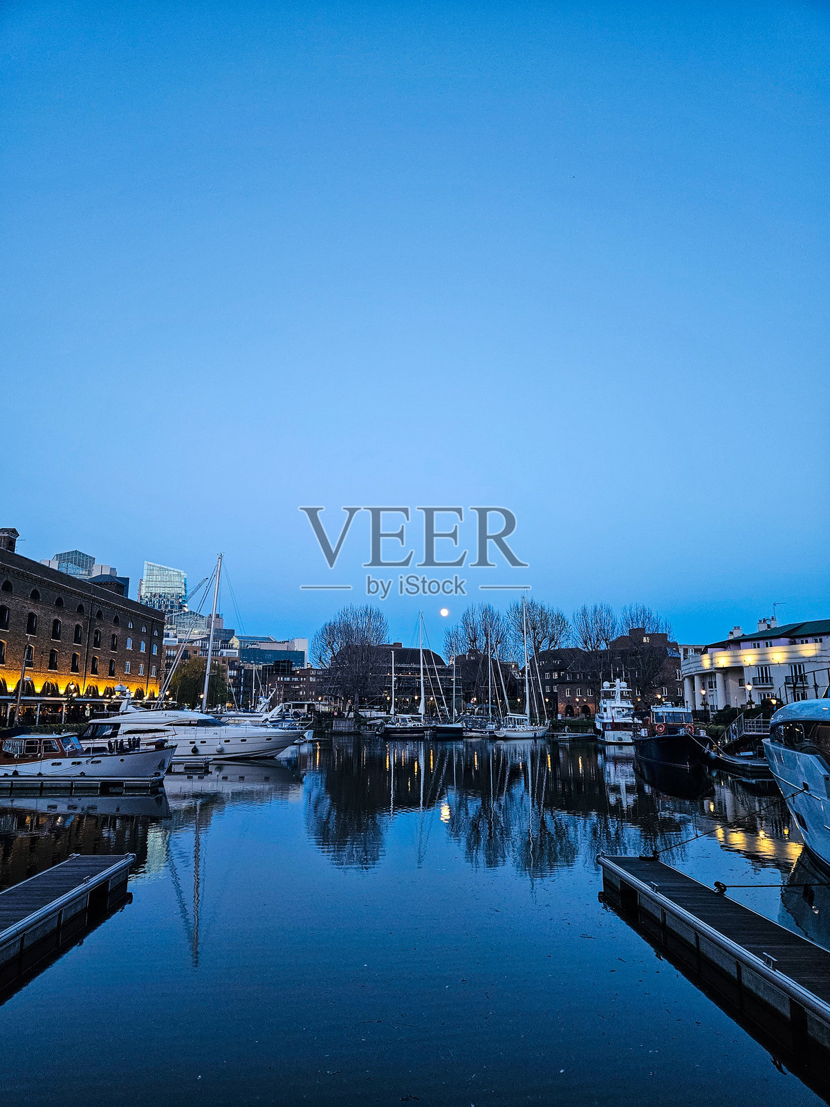 伦敦塔桥附近的圣凯瑟琳码头照片摄影图片